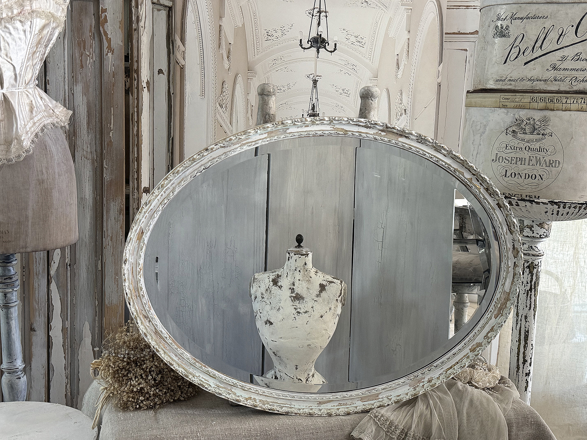 Alter ovaler Shabby Spiegel ***
