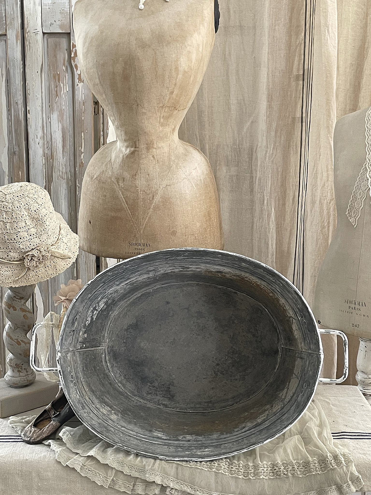 Alte Shabby-Zinkwanne im weißen Kleid***