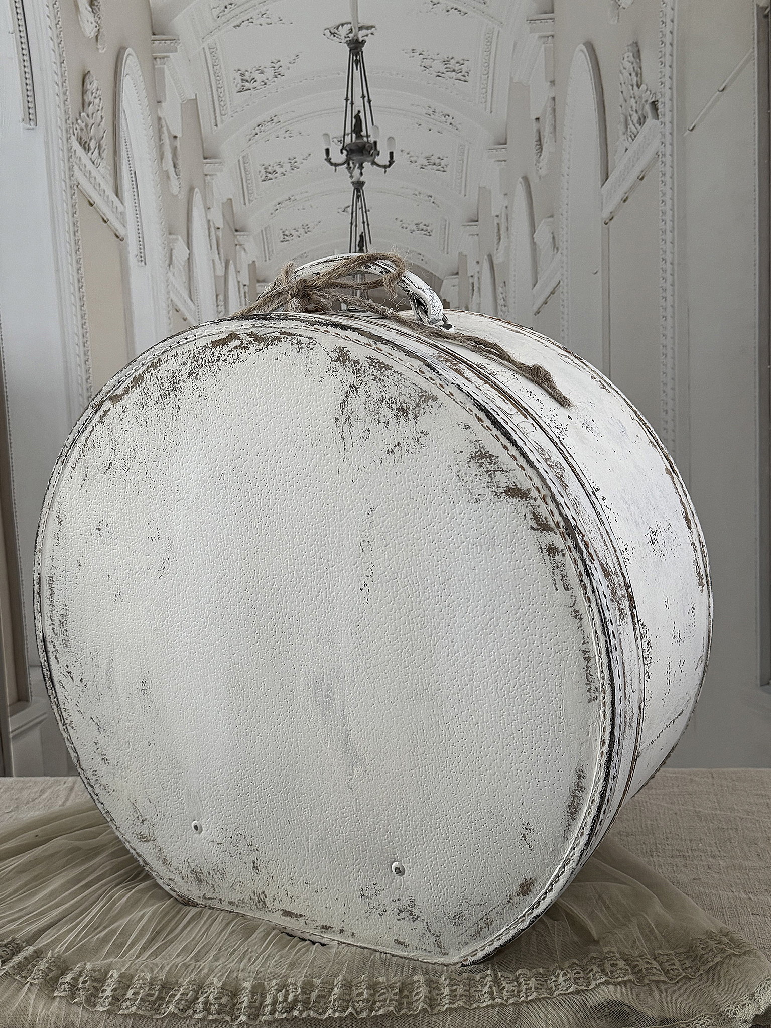 Alter Hutkoffer im mattweißen Shabby-Chic – ein bezauberndes Vintage-Schätzchen mit Patina***