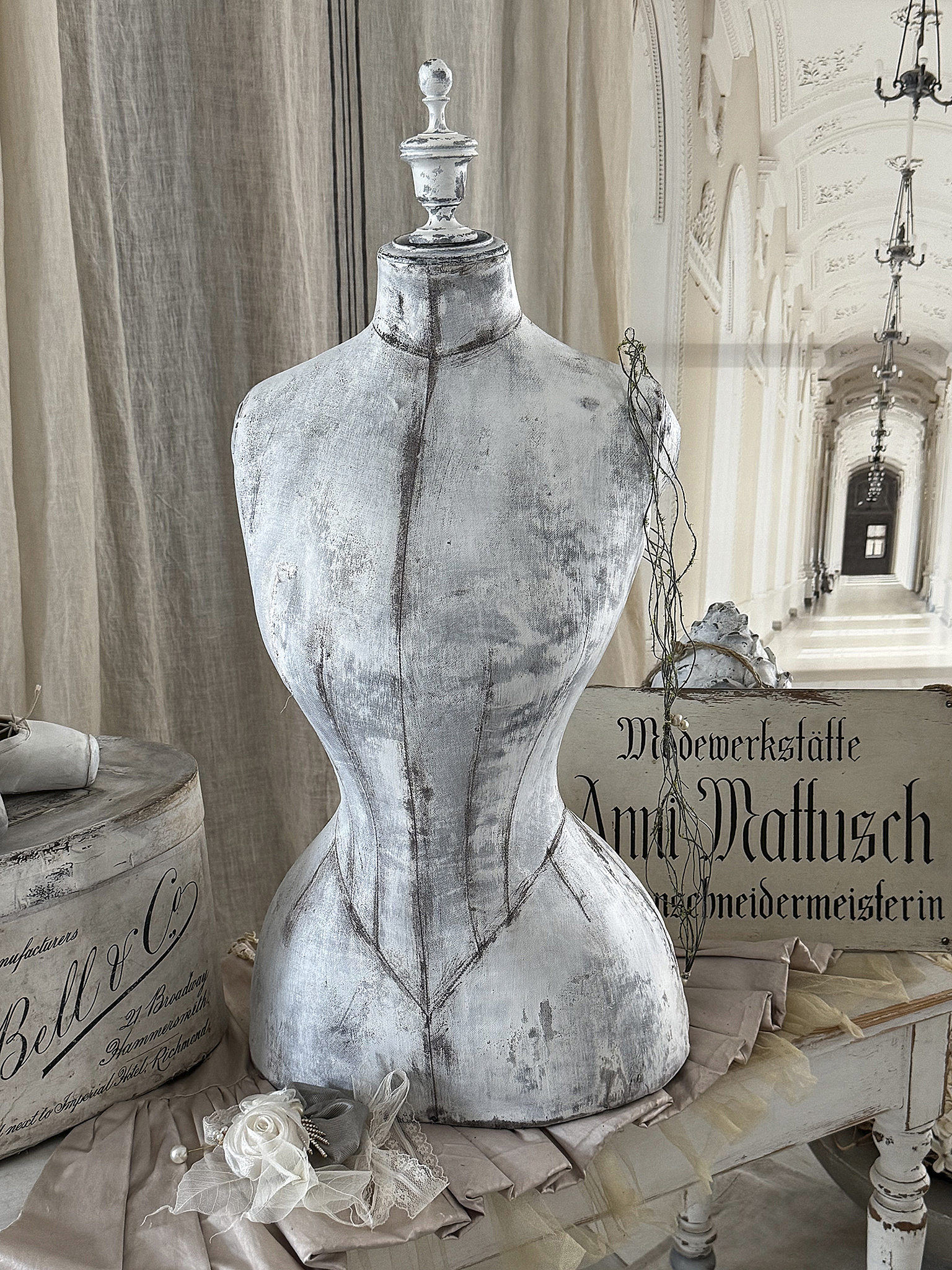 Reserviert! Antiker Schneider-Torso „Zarte Taille“ im romantischen Vintage-Look***