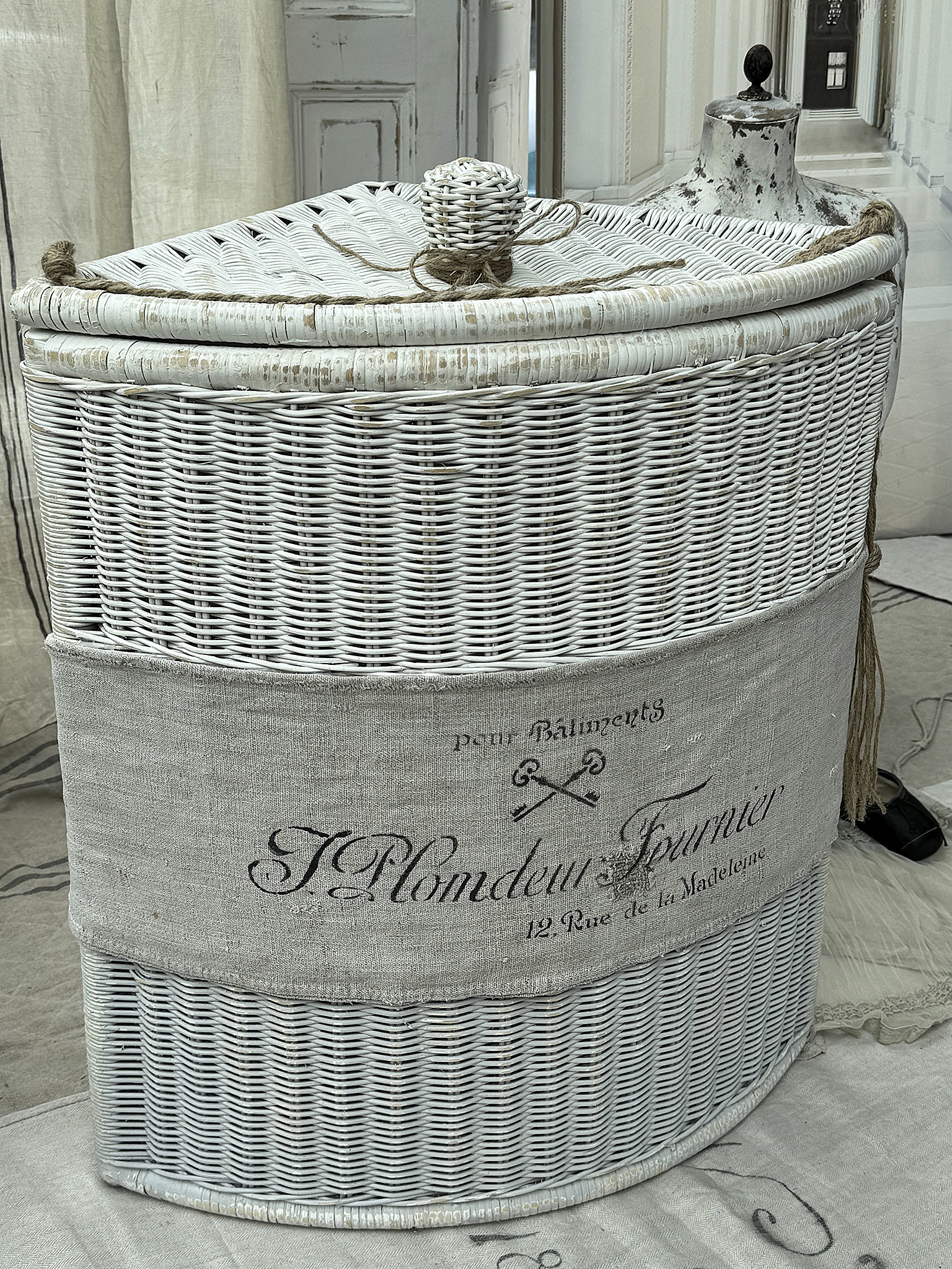  Alter Weidenkorb mit Leinenschild – Vintage Eckkorb***