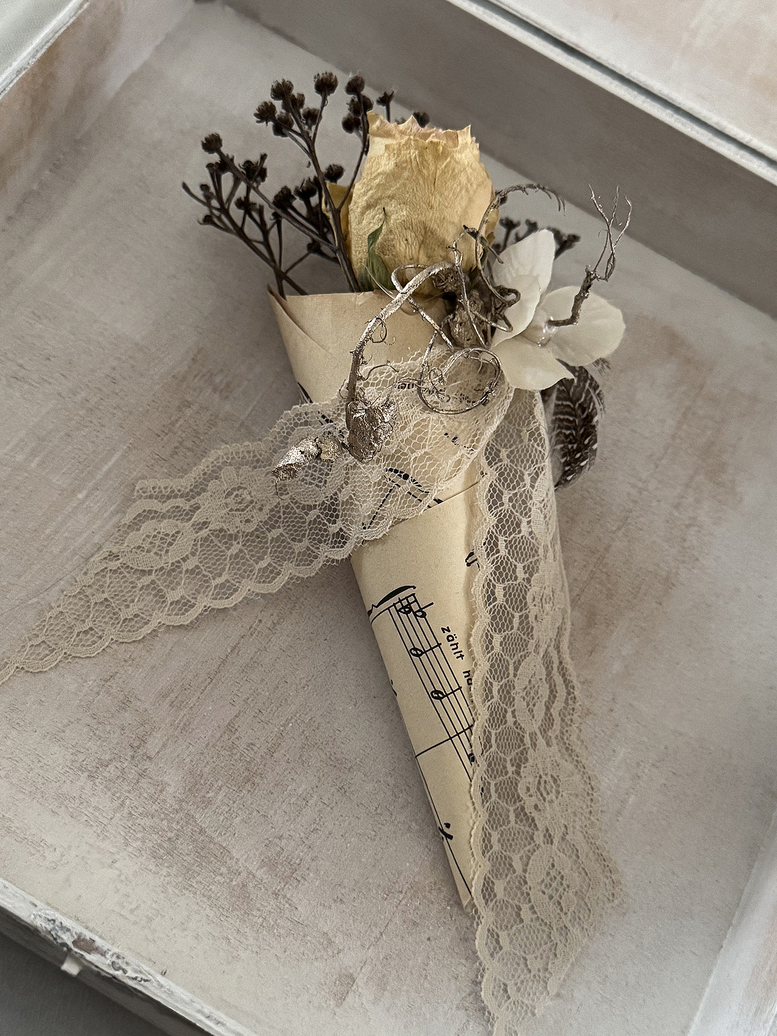 Alte Schatulle Memories mit zarter Deko***