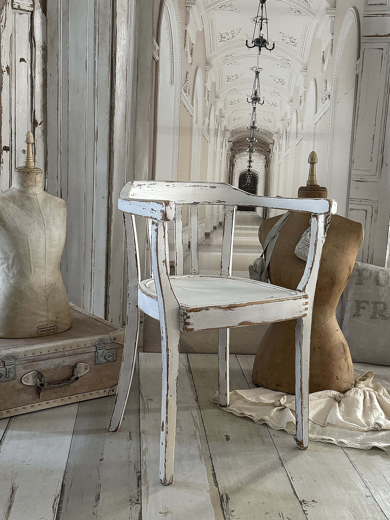 Alter Armlehnenstuhl Bauhaus im weißen Shabbykleid***