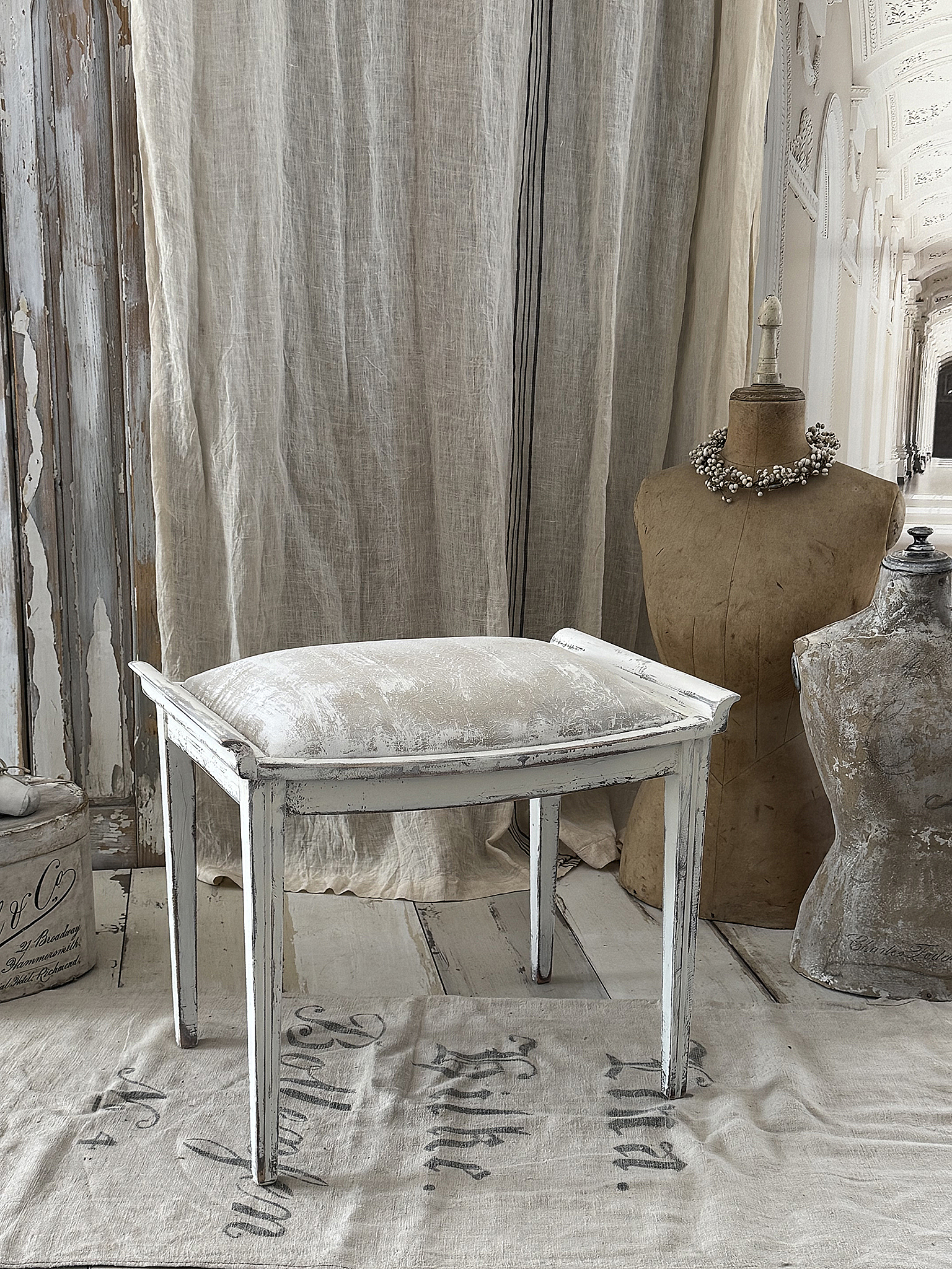 Alter Polsterhocker mit elegantem Shabby-Chic-Charme***