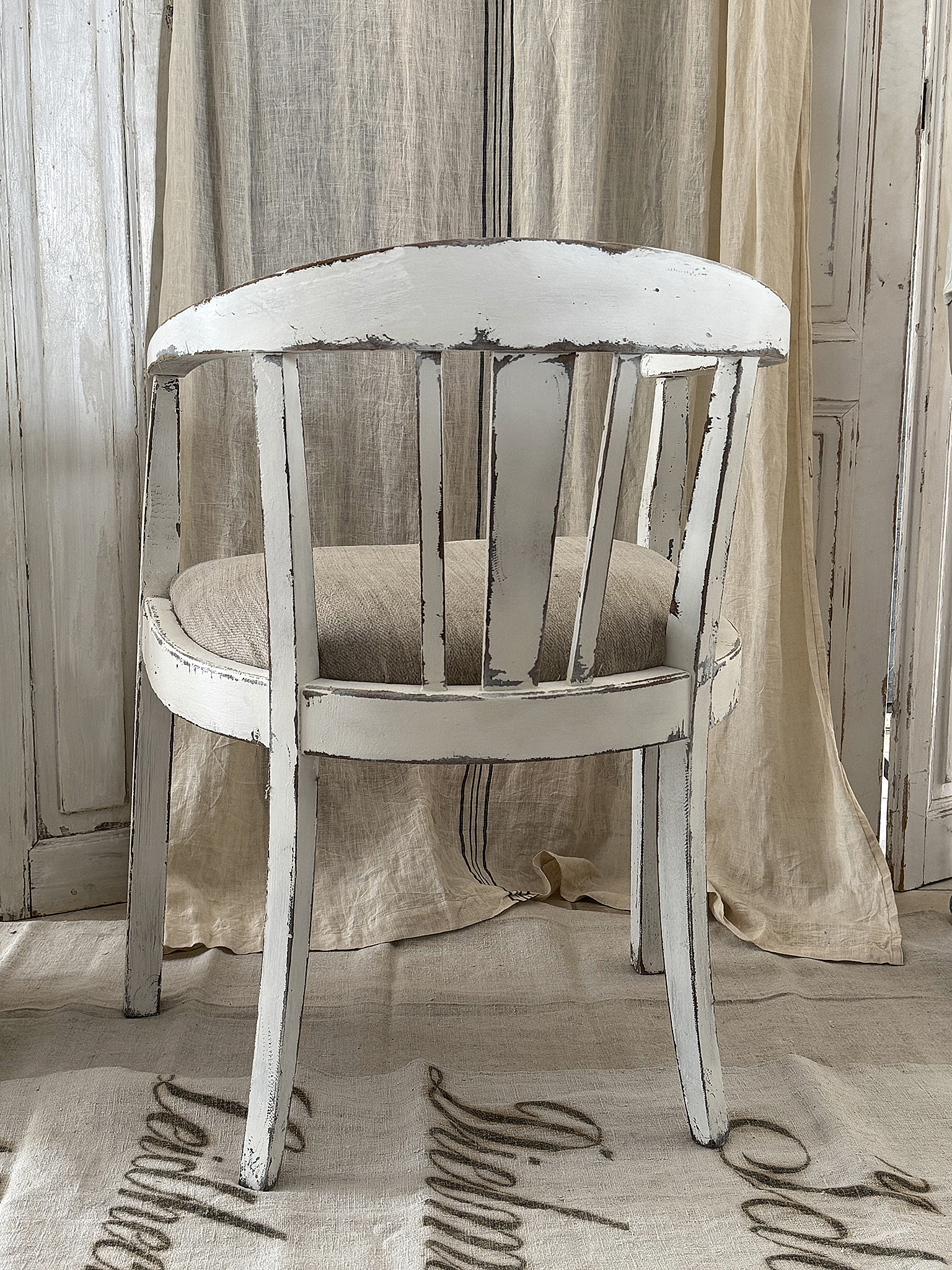 Antiker Armlehnstuhl im Shabby Chic mit Leinensack – Vintage-Liebhaberstück***