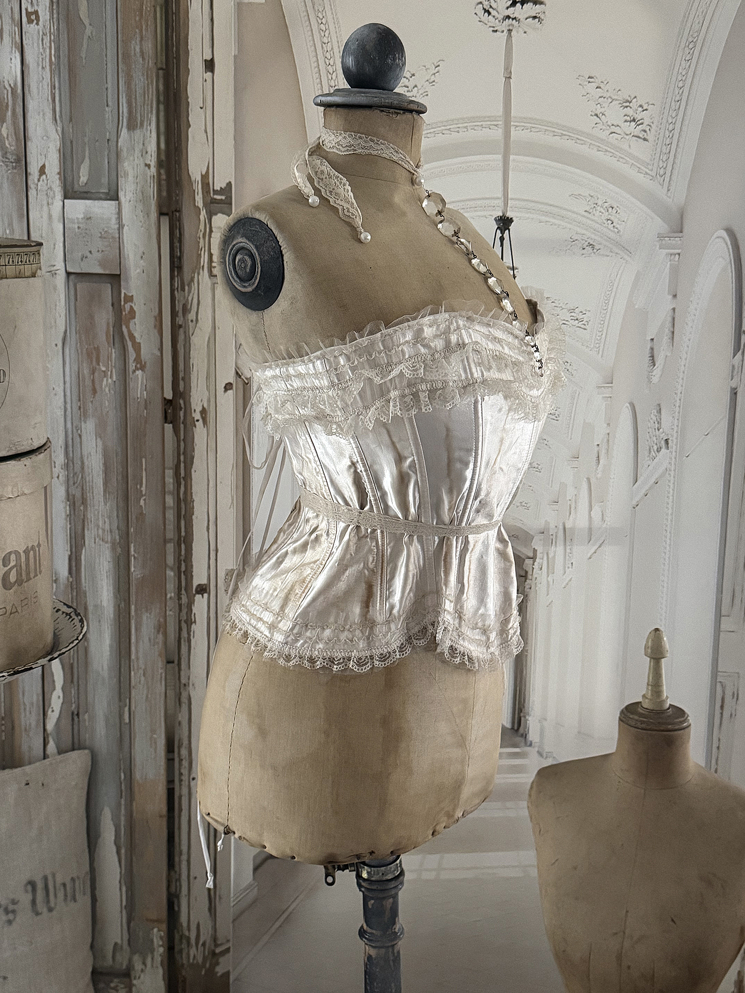 Antike Schneiderpuppe mit Accessoires Wespentaille***