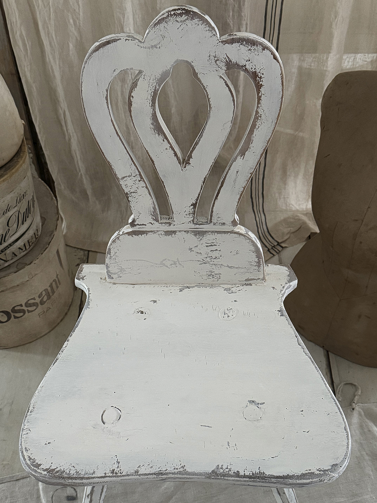 Alter, ausgefallener Bauernstuhl im Shabby-Chic***