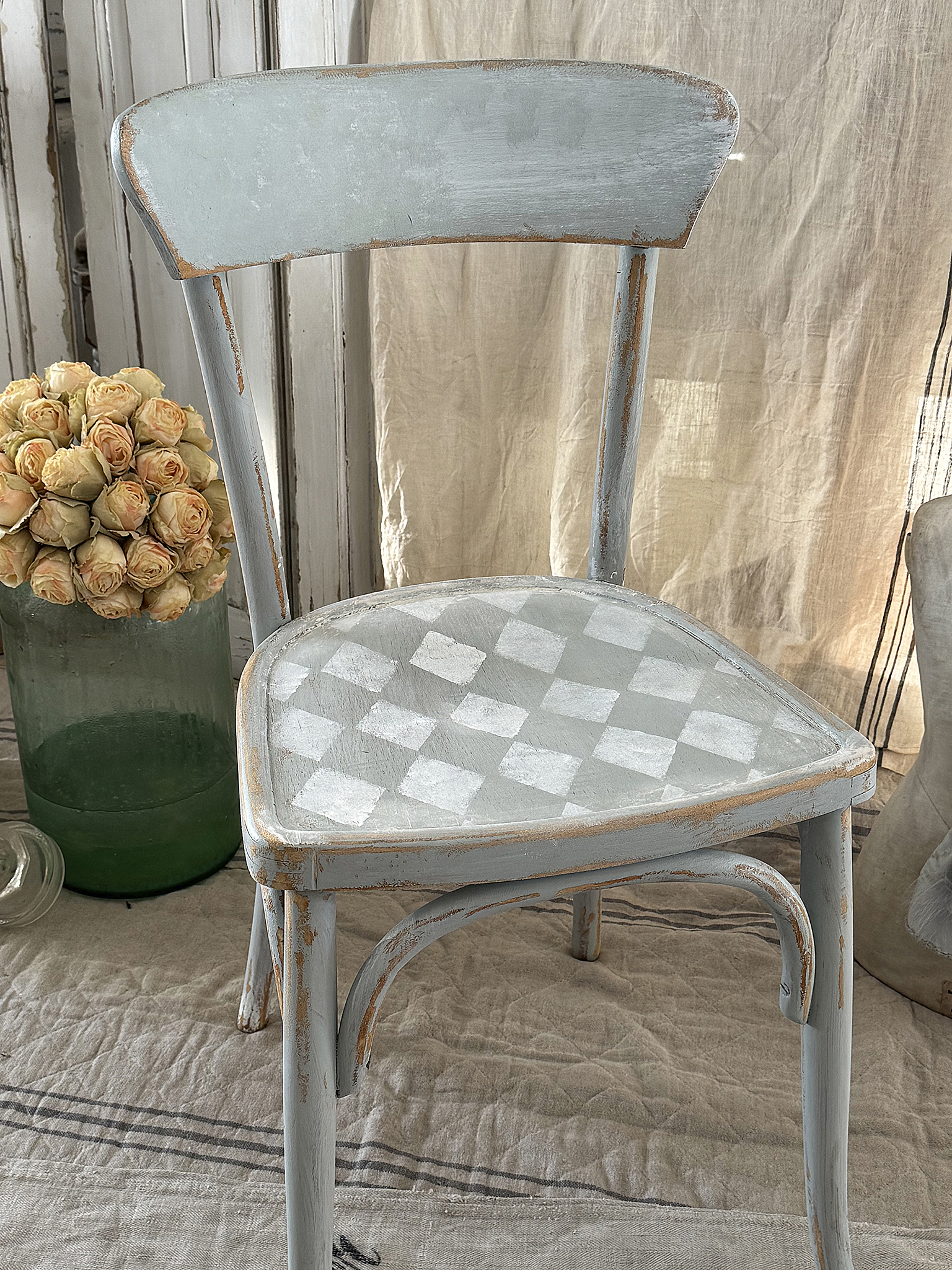 Alter Bugholzstuhl in zartem Salbeigrün*** 