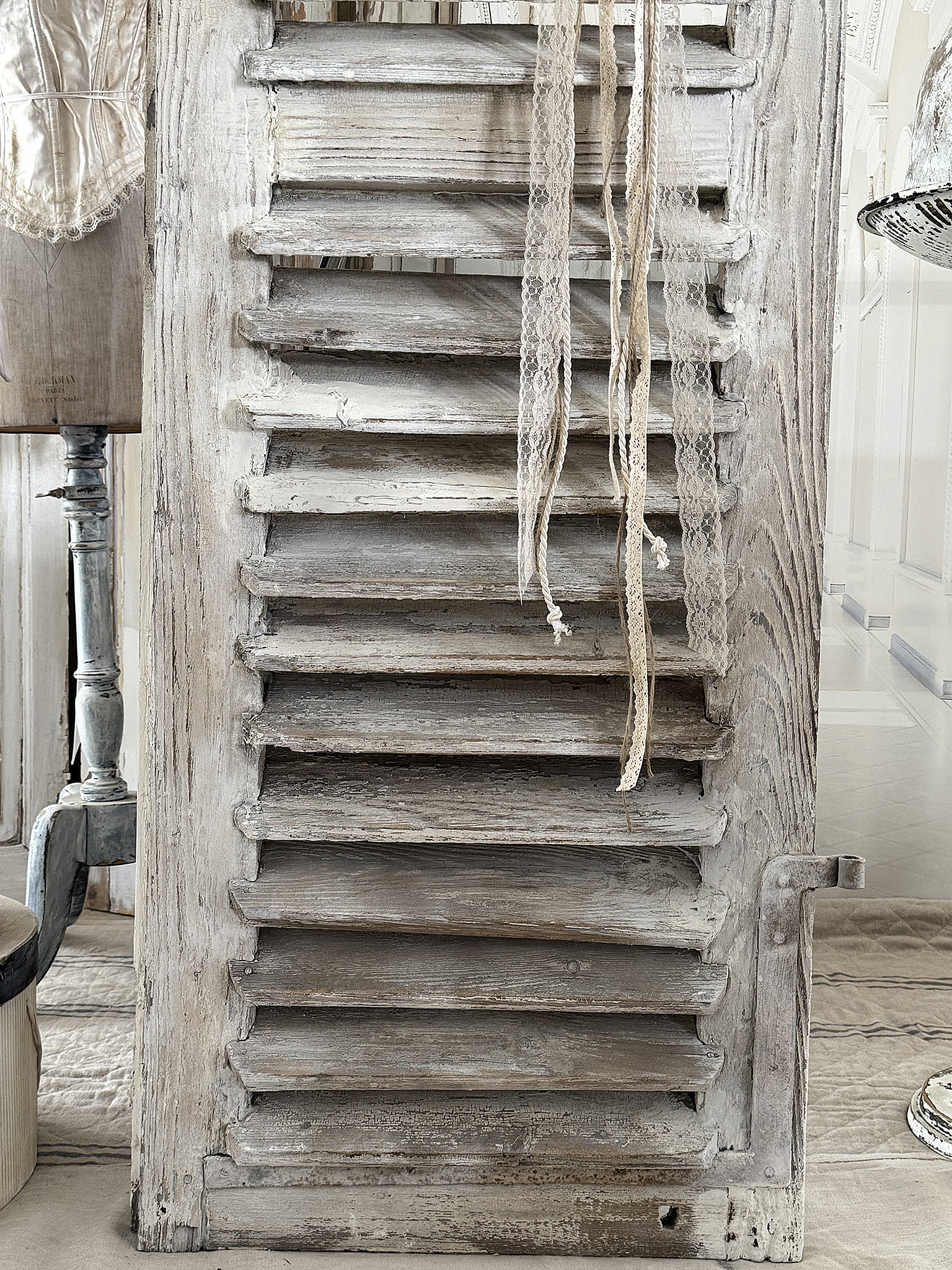 Großer antiker Lamellenladen im weißen Shabby-Chic mit Patina & Bänderkranz***