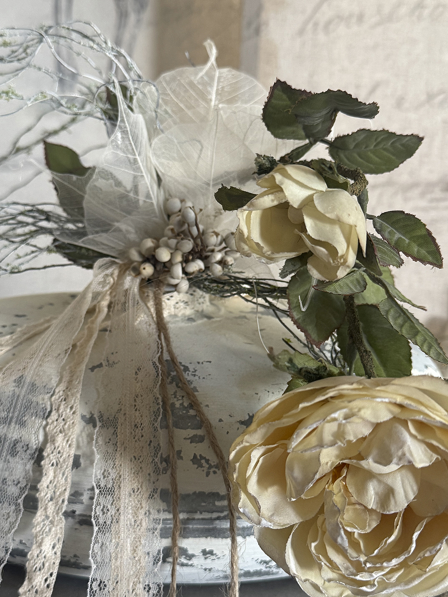 Antike Zinkwärmflasche mit romantischer Shabby-Deko***
