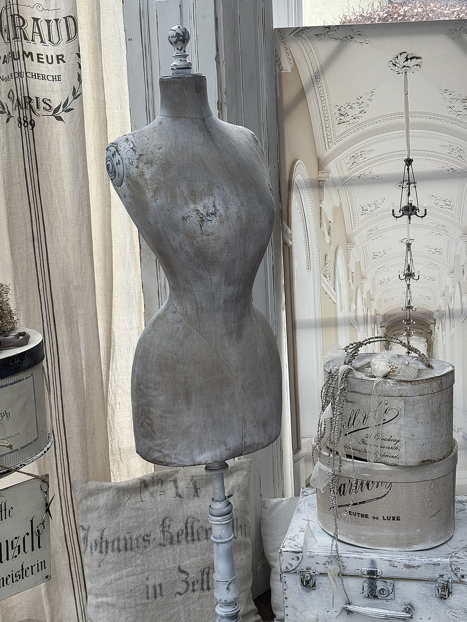Schlichte Schneiderpuppe im Vintage-Stil mit Dekorationen Antike Schneiderpuppe aus Holz mit eleganter Gestaltung und nostalgischem Flair