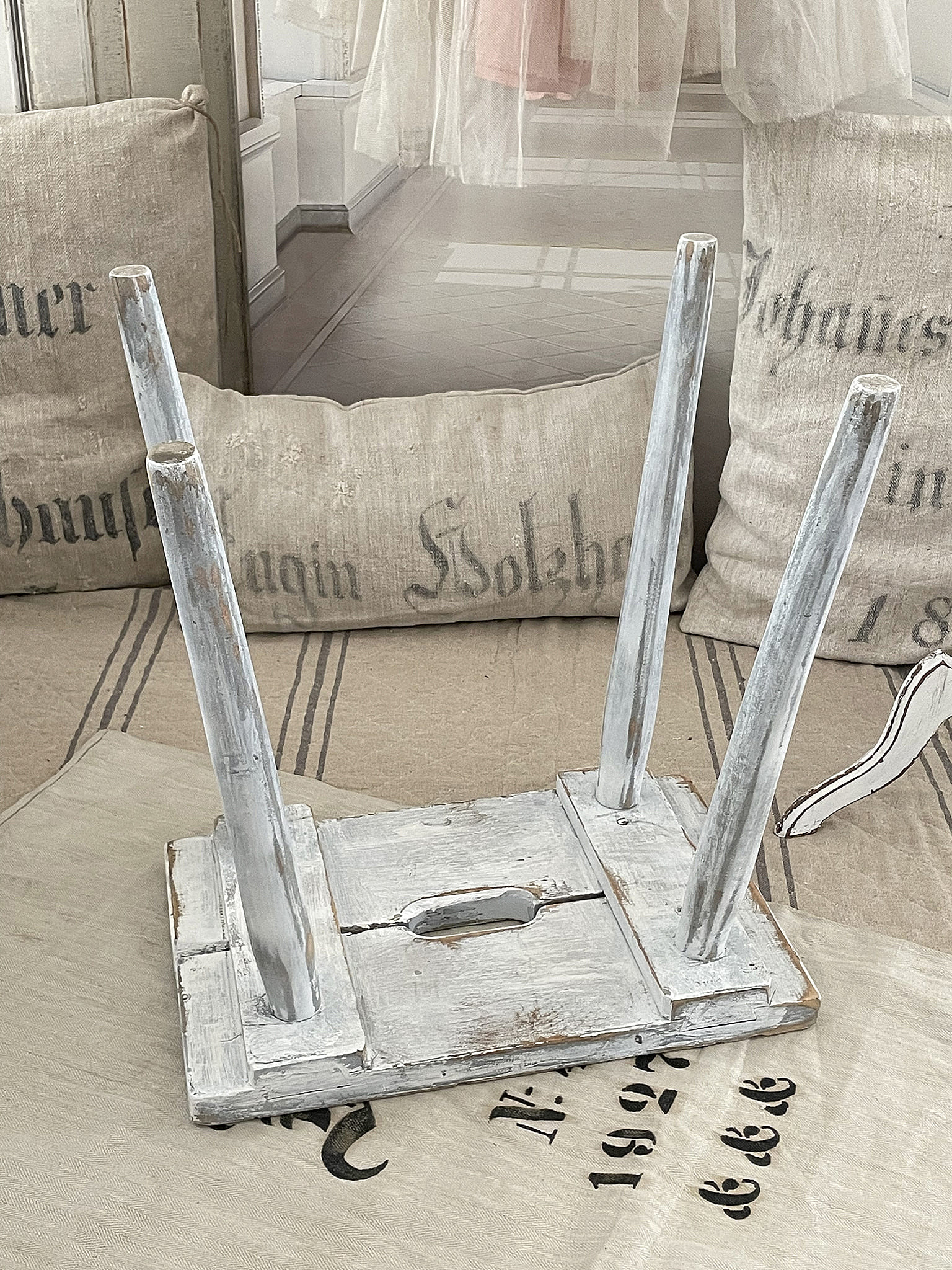 Alter robuster Shabby-Hocker 1