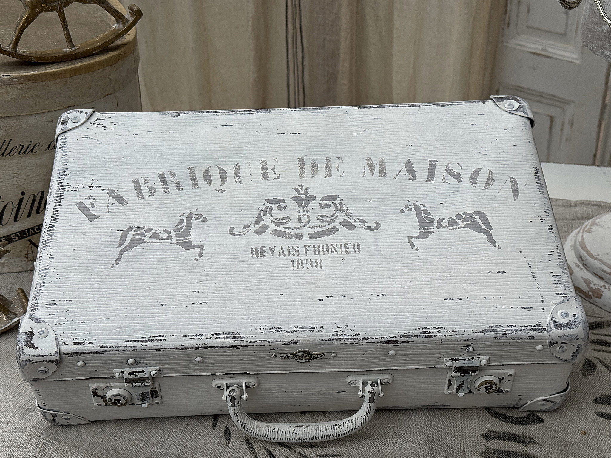 Vintage Koffer mit nostalgischem Design - Fabrique de Maison Dekorativer Koffer im Shabby-Chic-Stil mit Aufdruck Fabrique de Maison