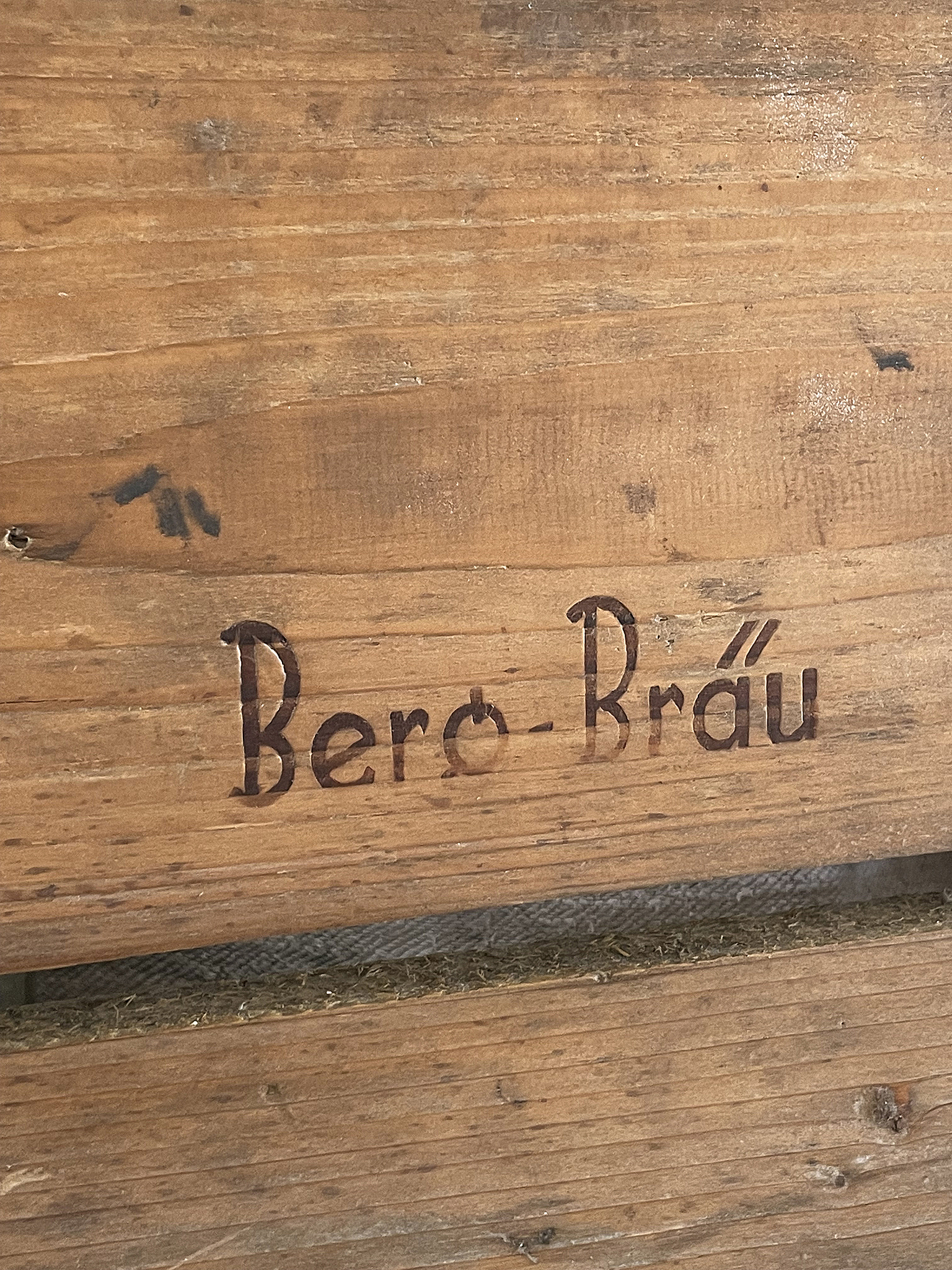 Bero-Bräu Holzplatte mit Schriftzug Holzplatte mit dem eingravierten Schriftzug Bero-Bräu