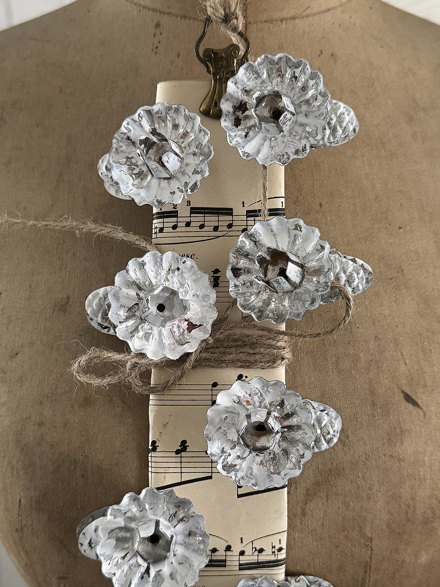 Zehn uralte Kerzenclips Baumkerzenhalter im Shabby-Kleid ***