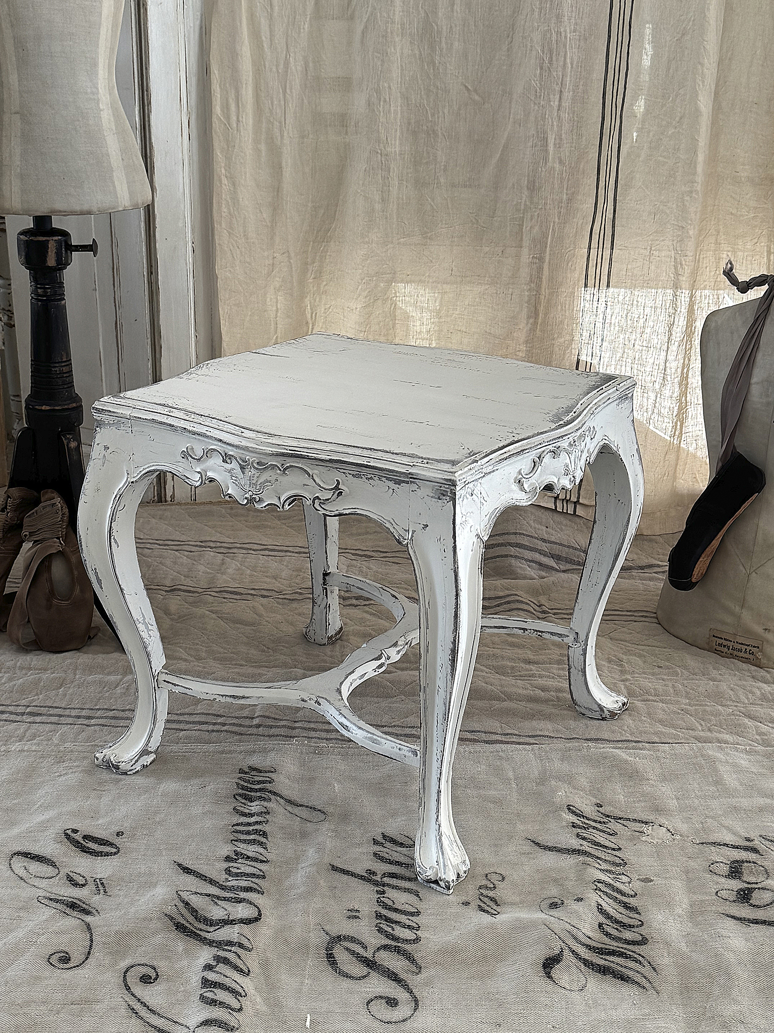 Antikes Basteltischchen / Sitzhocker im Original-Vintage-Kleid***