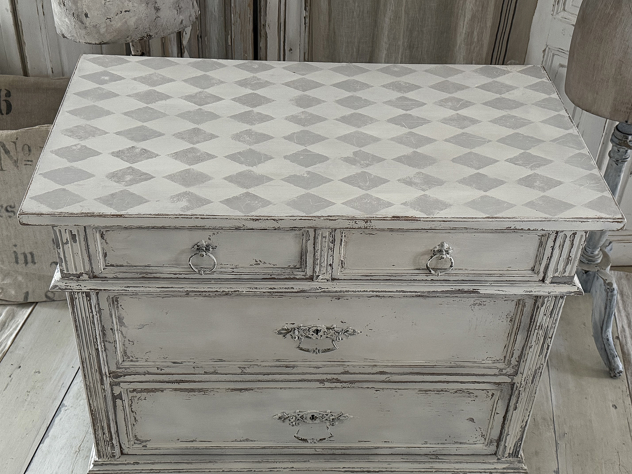 Antike Schubladenkommode im edlen Vintage-Kleid***