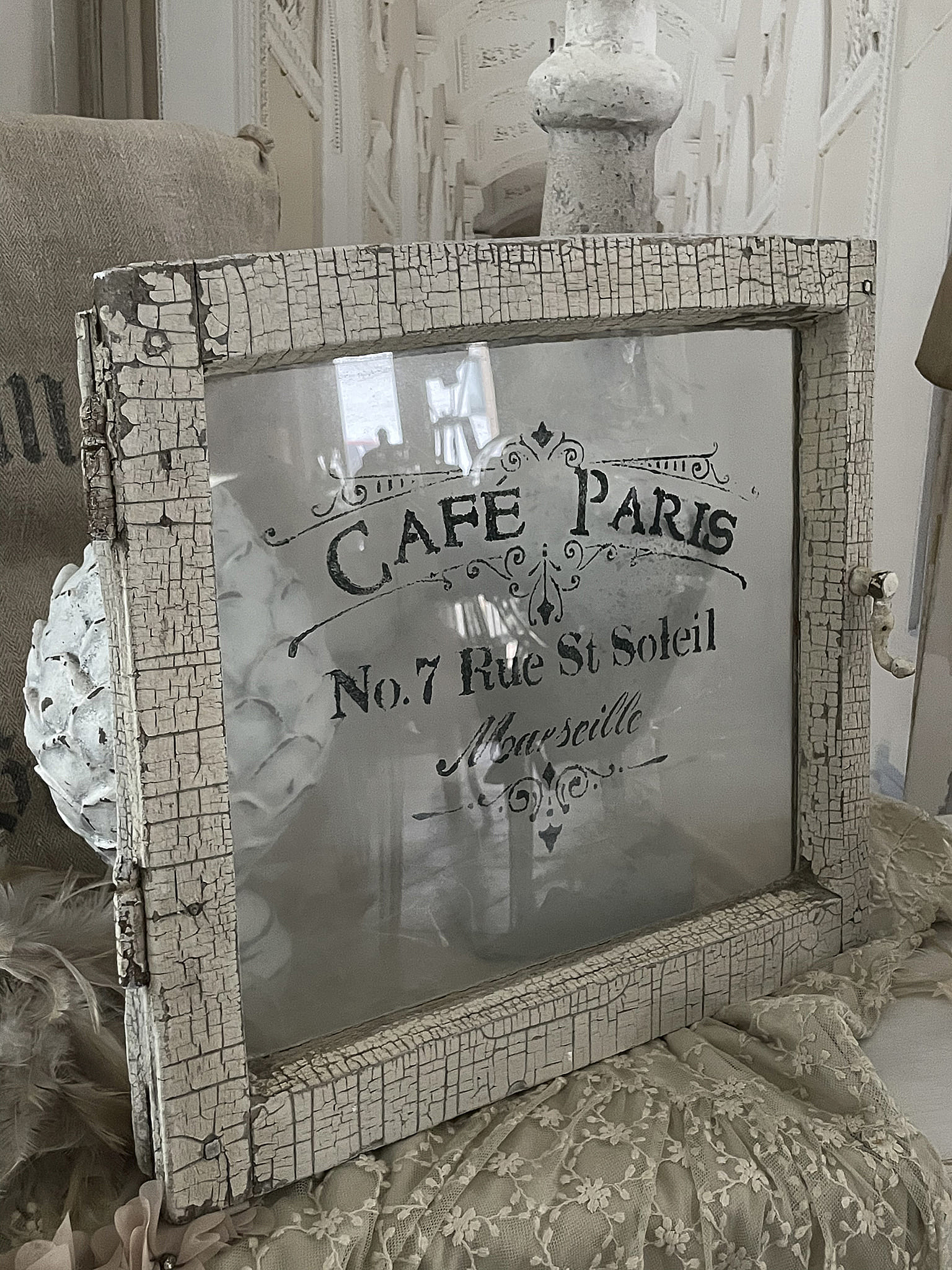 Süßes kleines Vintage Fenster Cafe Paris