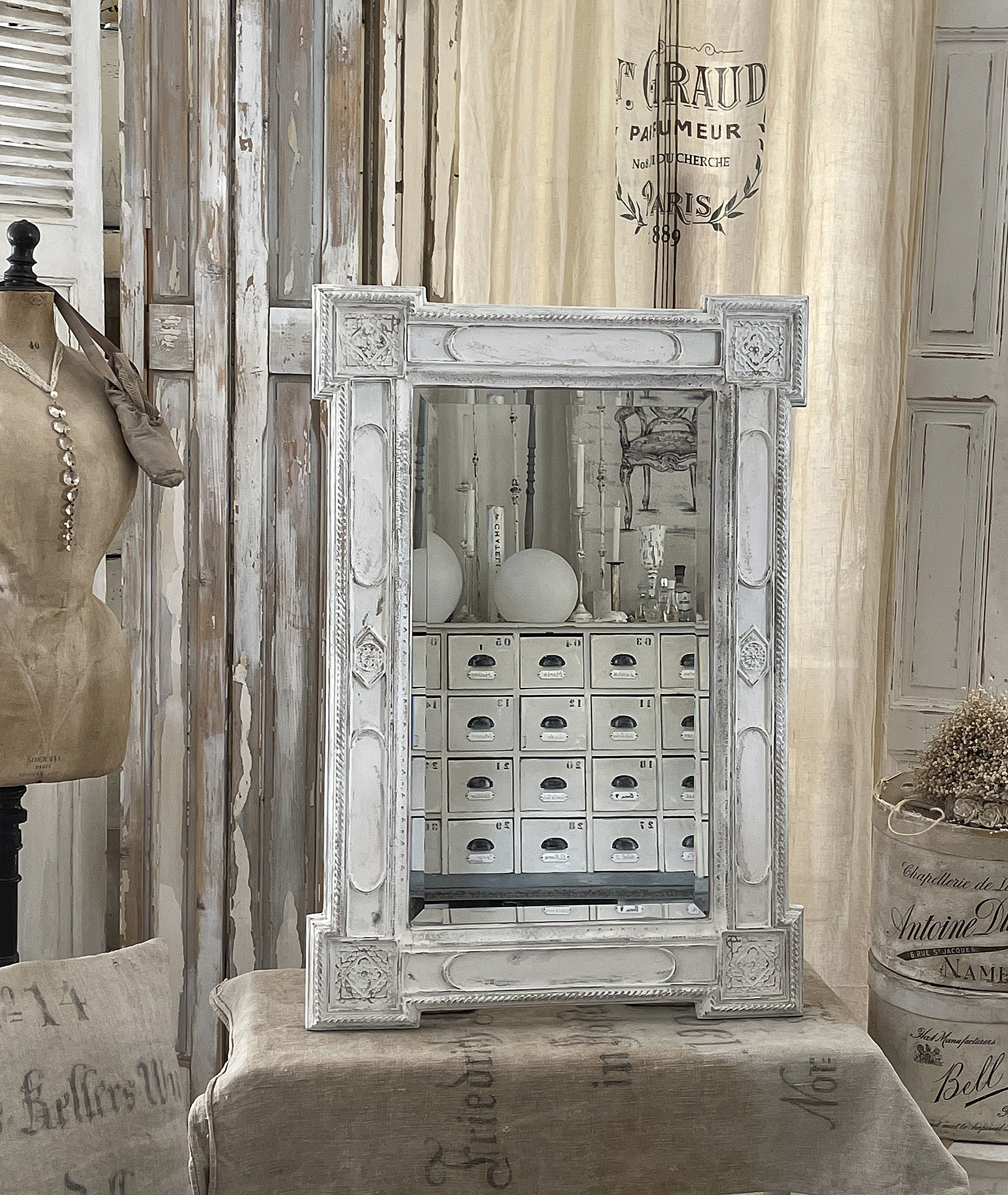 Eleganter Vintage Spiegel im Shabby-Chic Stil Vintage Spiegel mit filigranem Rahmen und Shabby-Chic-Einflüssen