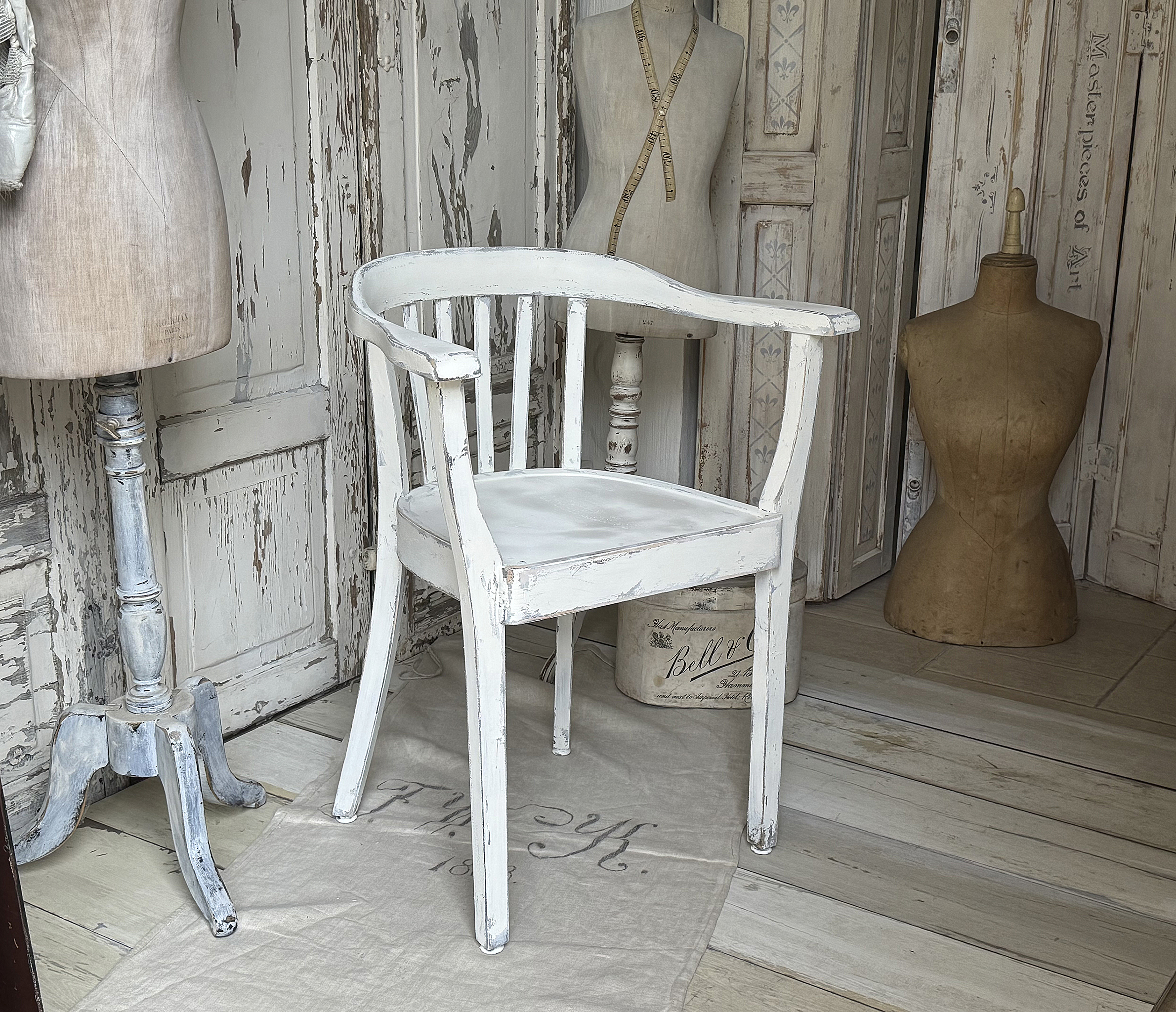 Alter Armlehnenstuhl Bauhaus im weißen Shabbykleid***