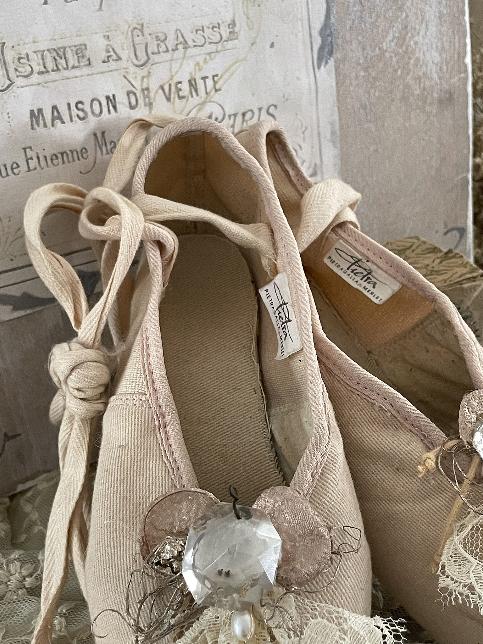 Elegante Ballettschuhe mit Dekoration Dekorative Ballettschuhe in zartem Beige mit einem einzigartigen Design