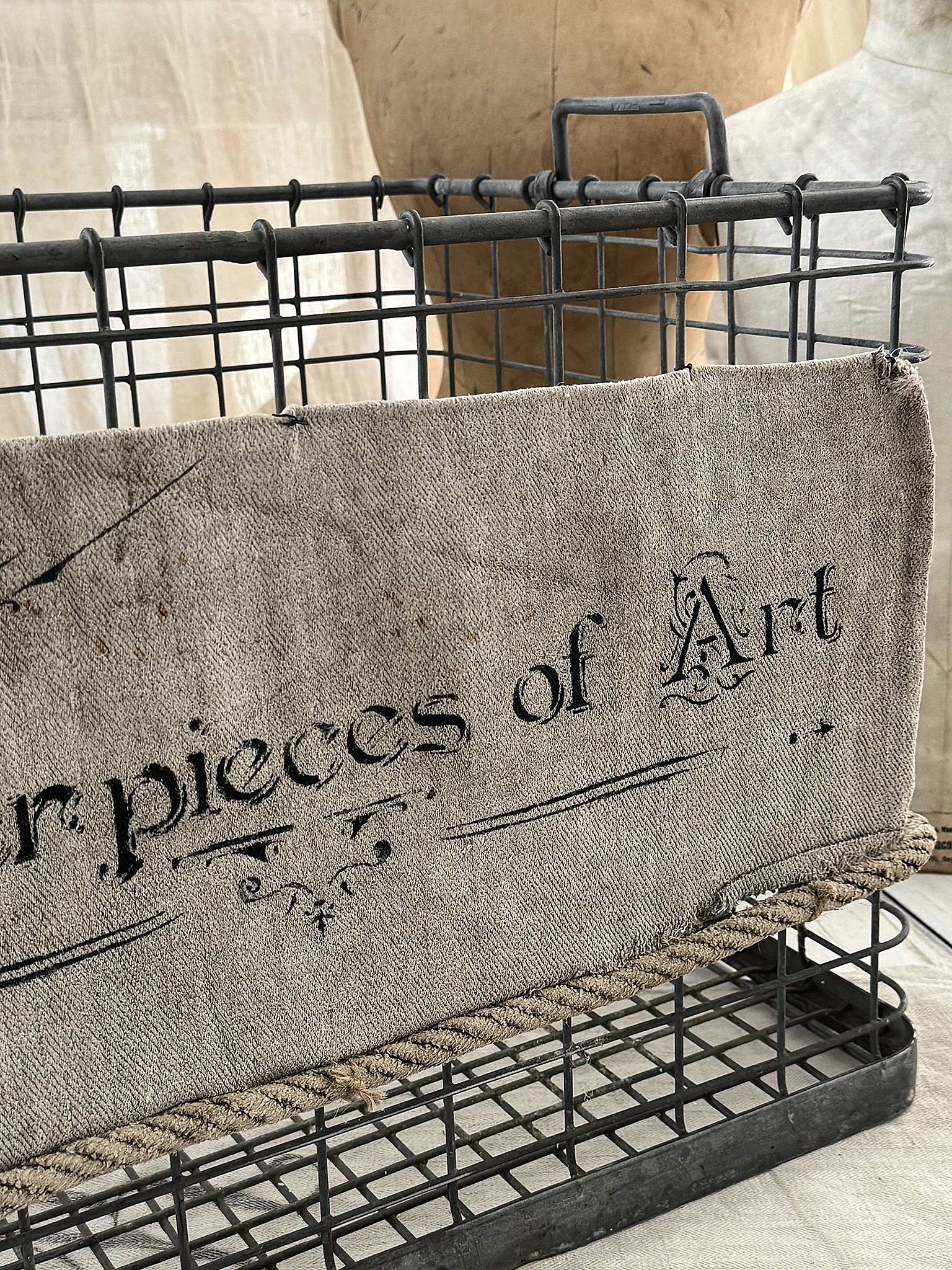 Großer Eisenkorb mit altem Leinen***