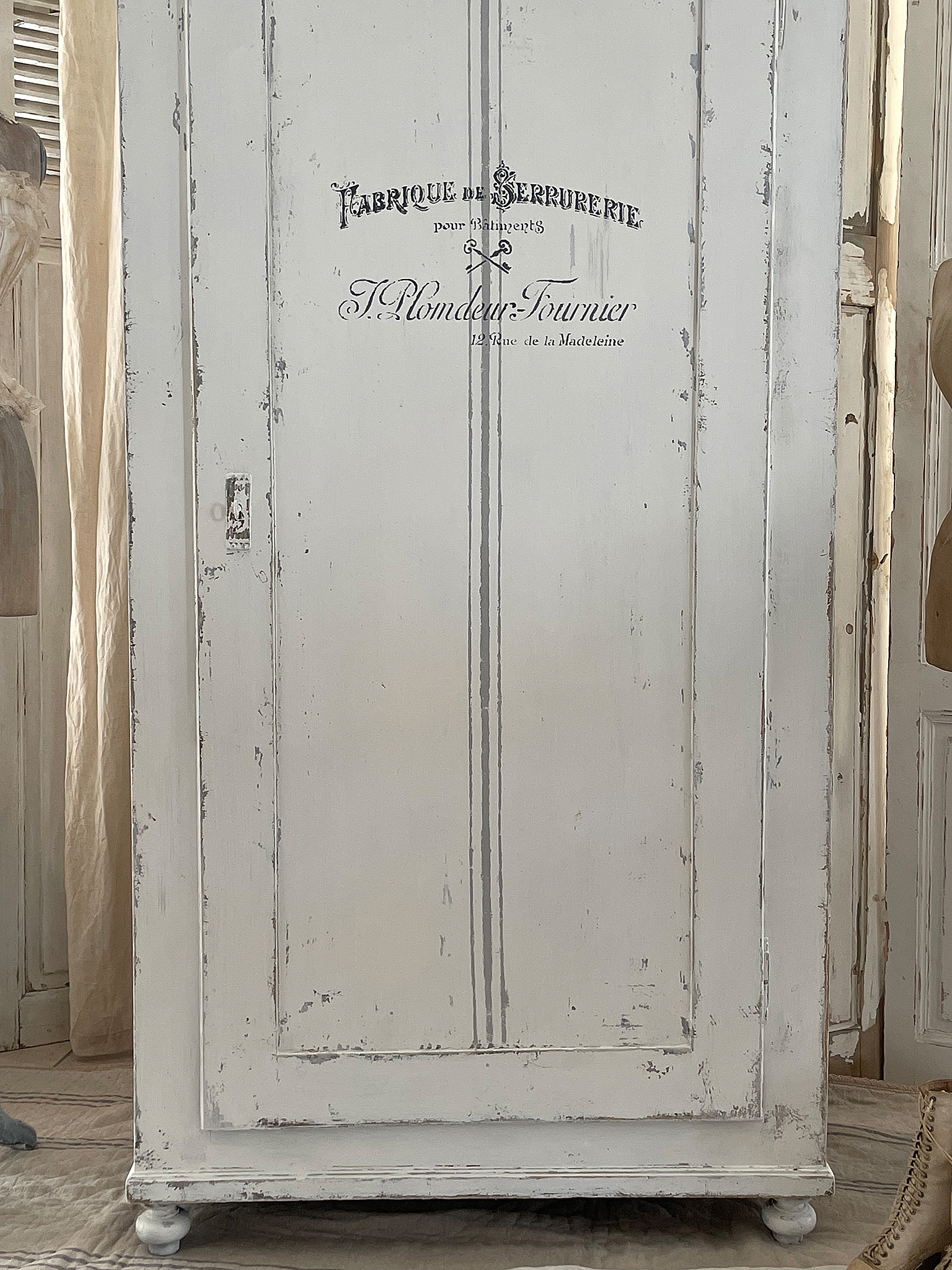 Antikweißer Schrank mit Patina und Aufschrift Antikweißer Schrank mit geschmackvoller Patina und dekorativer Aufschrift zur Herstellung von Möbeln.