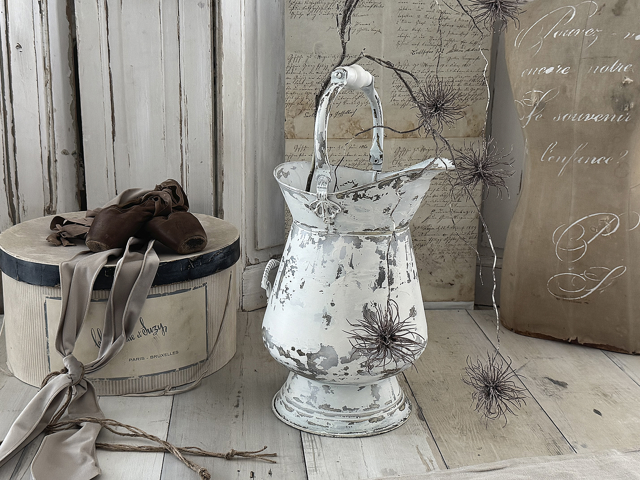Alte große Kohlenschütte im weißen Shabby-Kleid ***