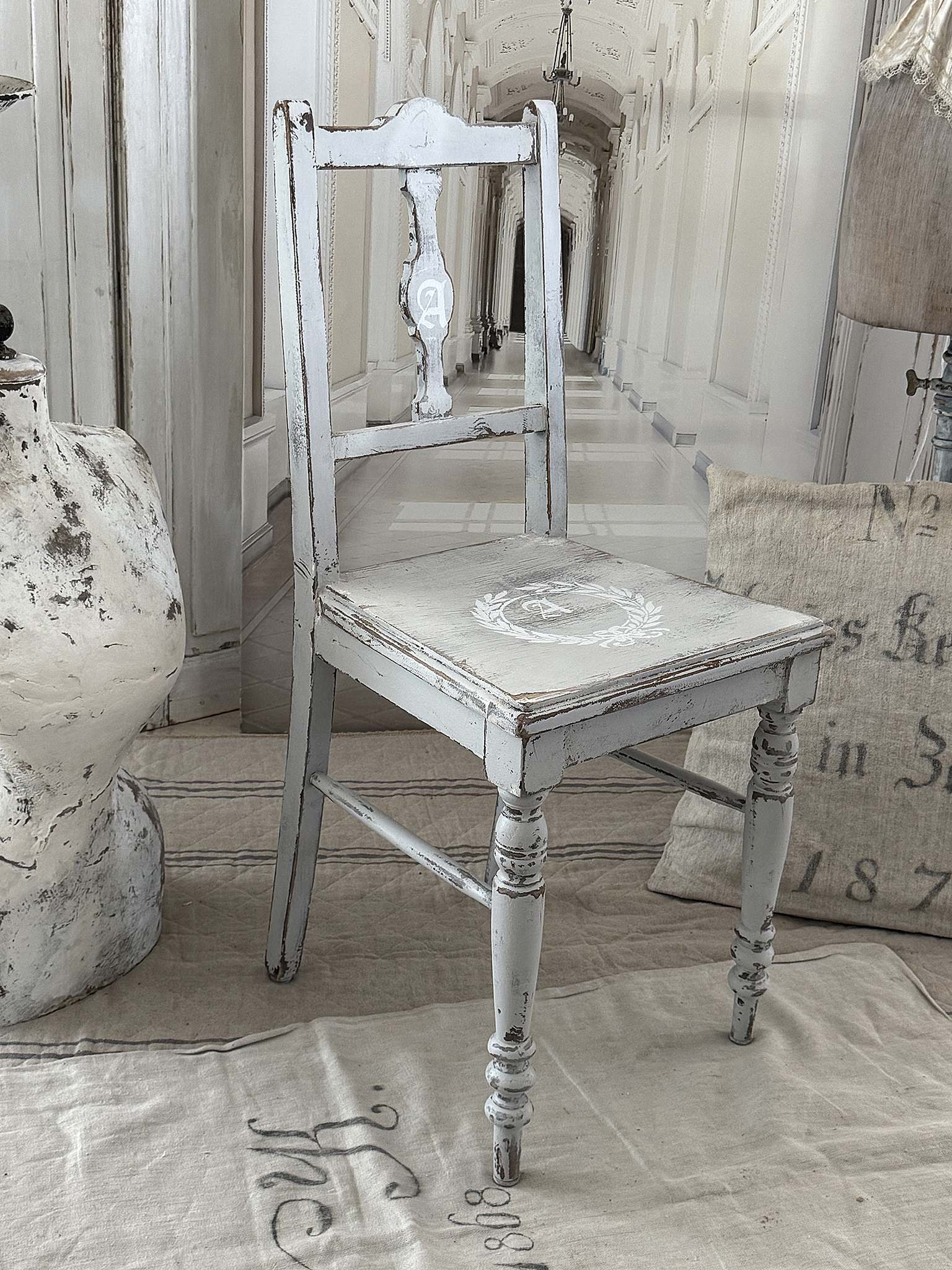 Zart-grauer Vintage-Stuhl***