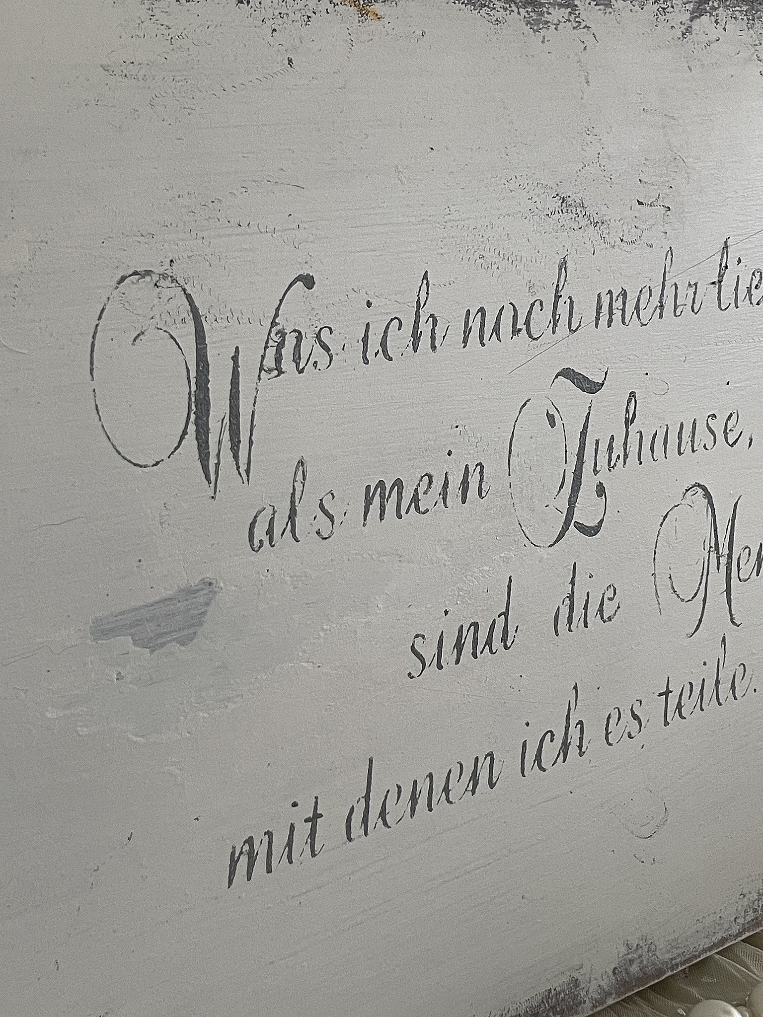 Inspirierendes Zitat über Zuhause und Beziehungen Kreative Wandgestaltung mit einem Zitat über das Zuhause und die Menschen, die es wichtig machen.