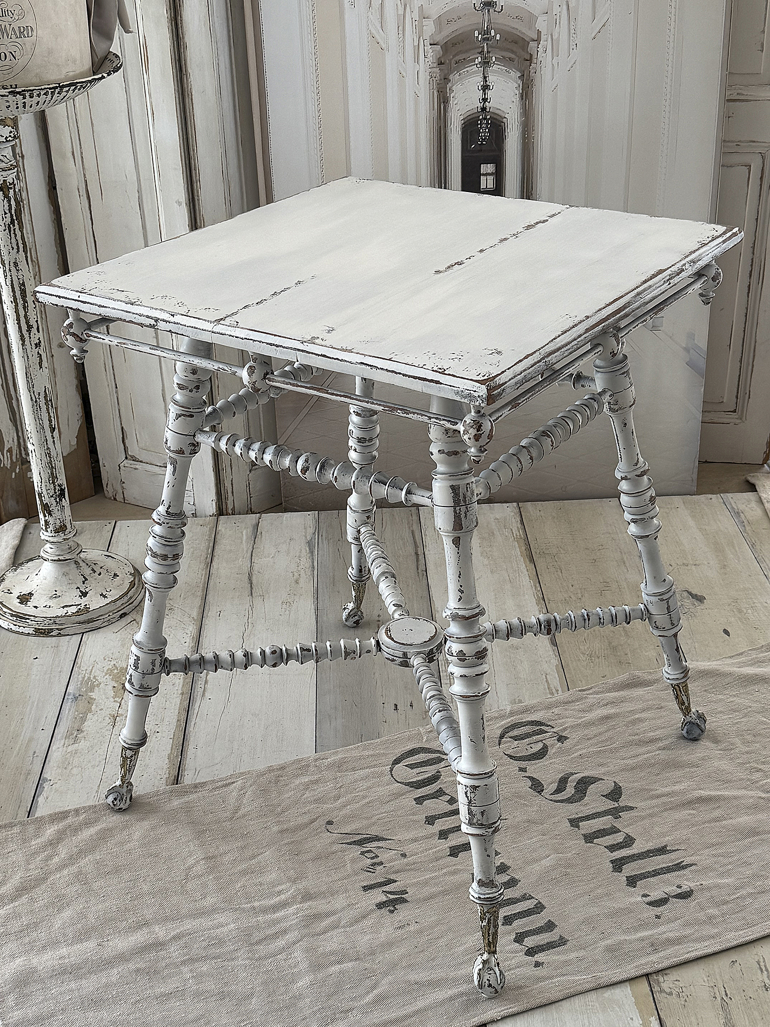 Antiker Shabby Chic Beistelltisch mit Messing-Vogelkrallen und gedrechselten Beinen***