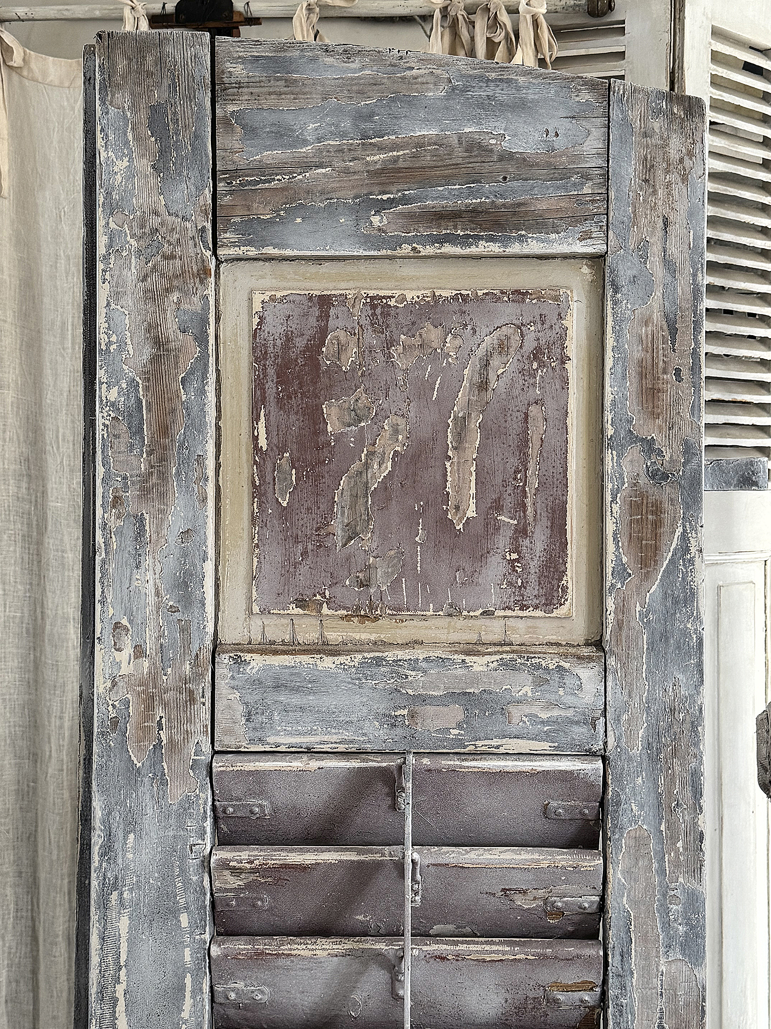 Großer antiker Fensterladen-Frankreich***