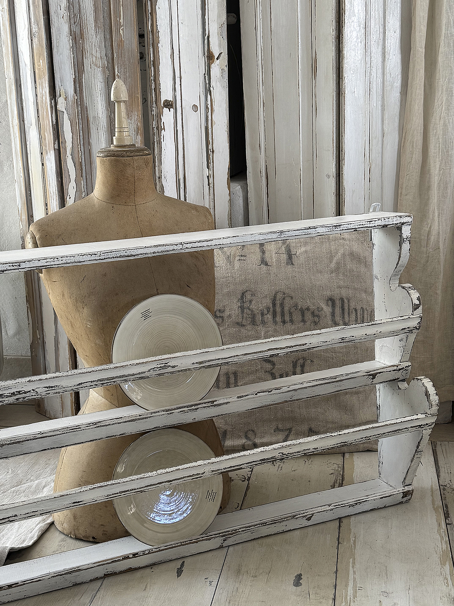 Altes Tellerregal aus Vollholz – authentische Patina mit zeitlosem Charme“***