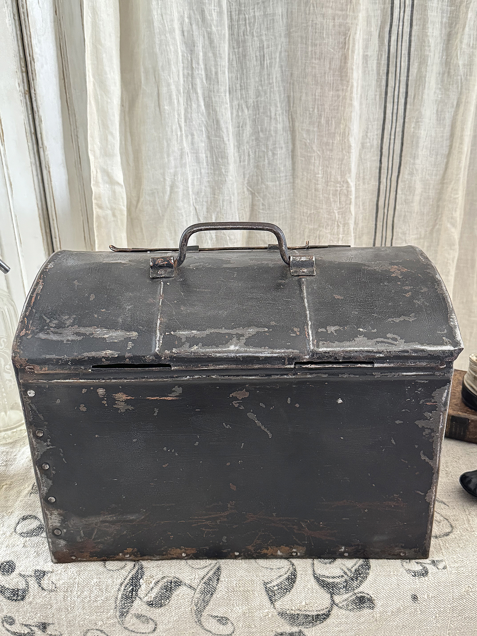 Charmante alte Metallkiste im schwarzen Originallack mit Patina***