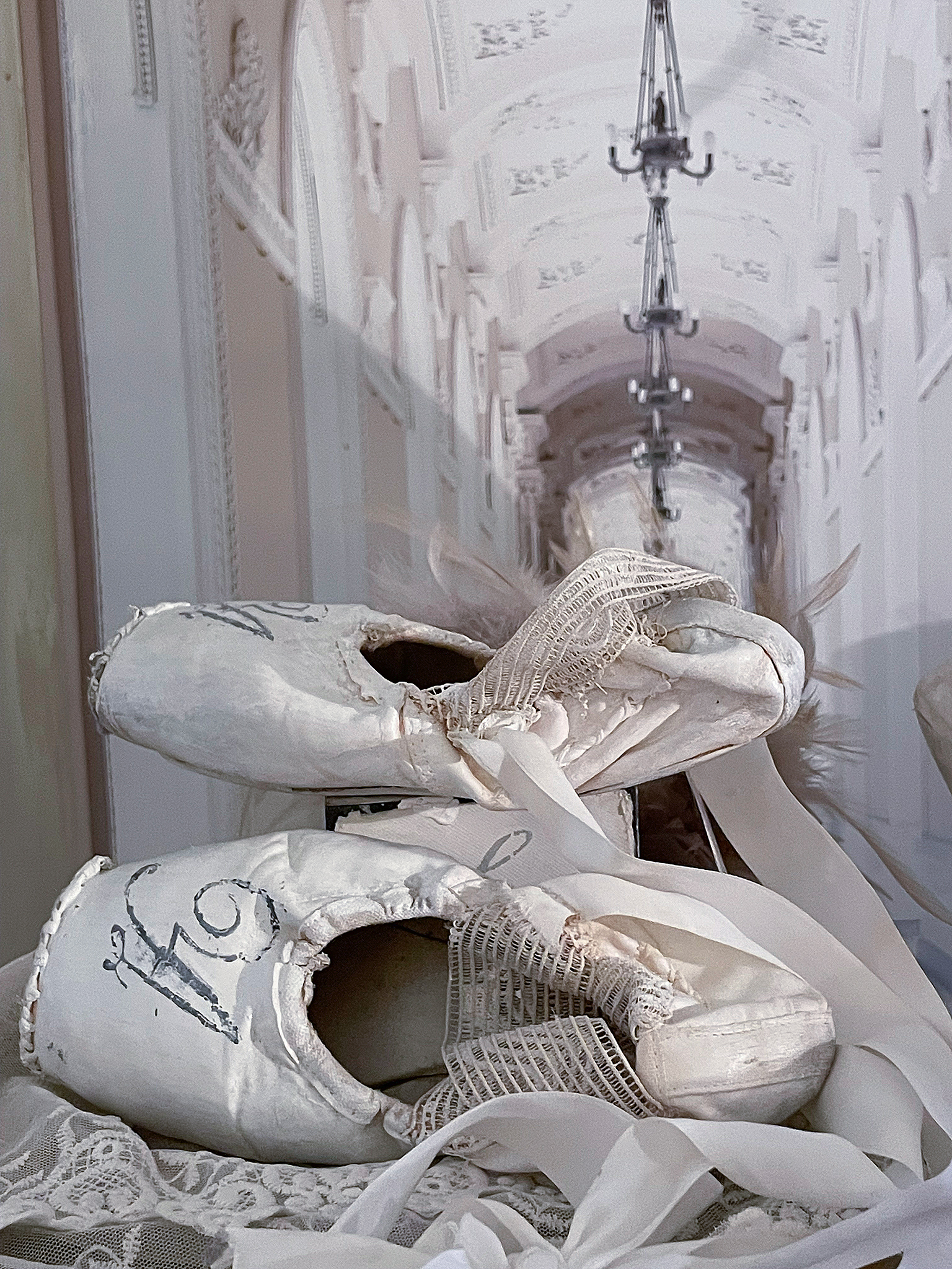 Alte Spitzenschuhe im weißen Vintagekleid A*** Alte Spitzenschuhe im weißen Vintagekleid A***