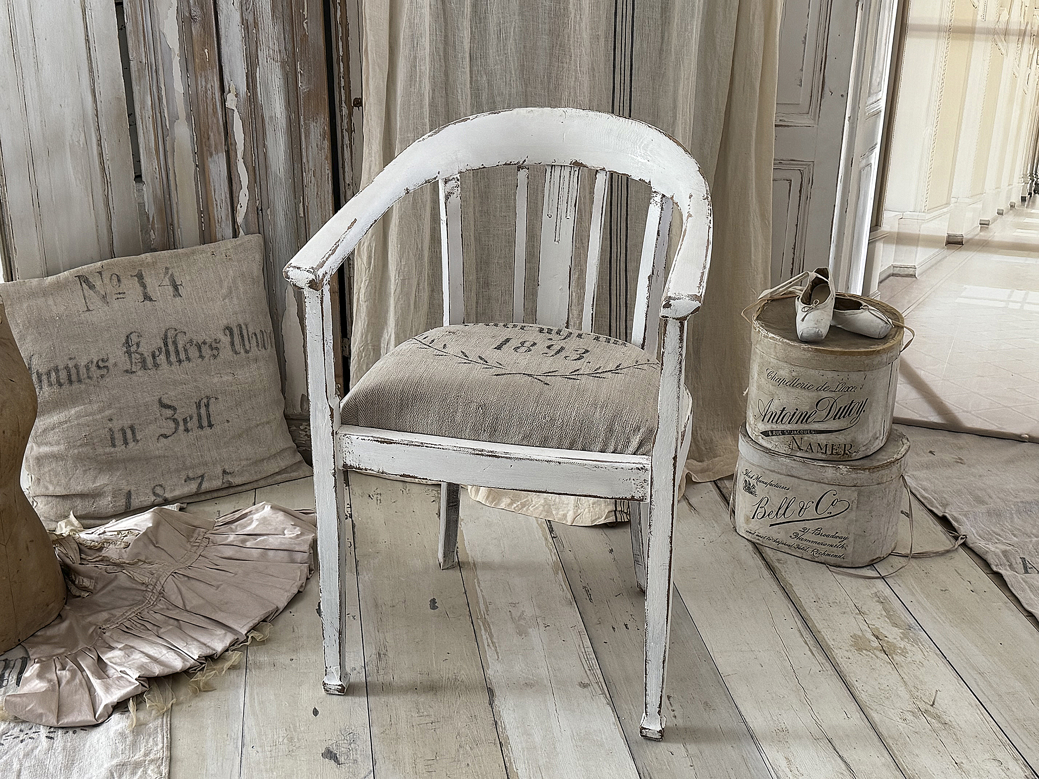 Großer Armlehnstuhl mit antikem Leinensack-Bezug von 1893 im Shabby Chic***