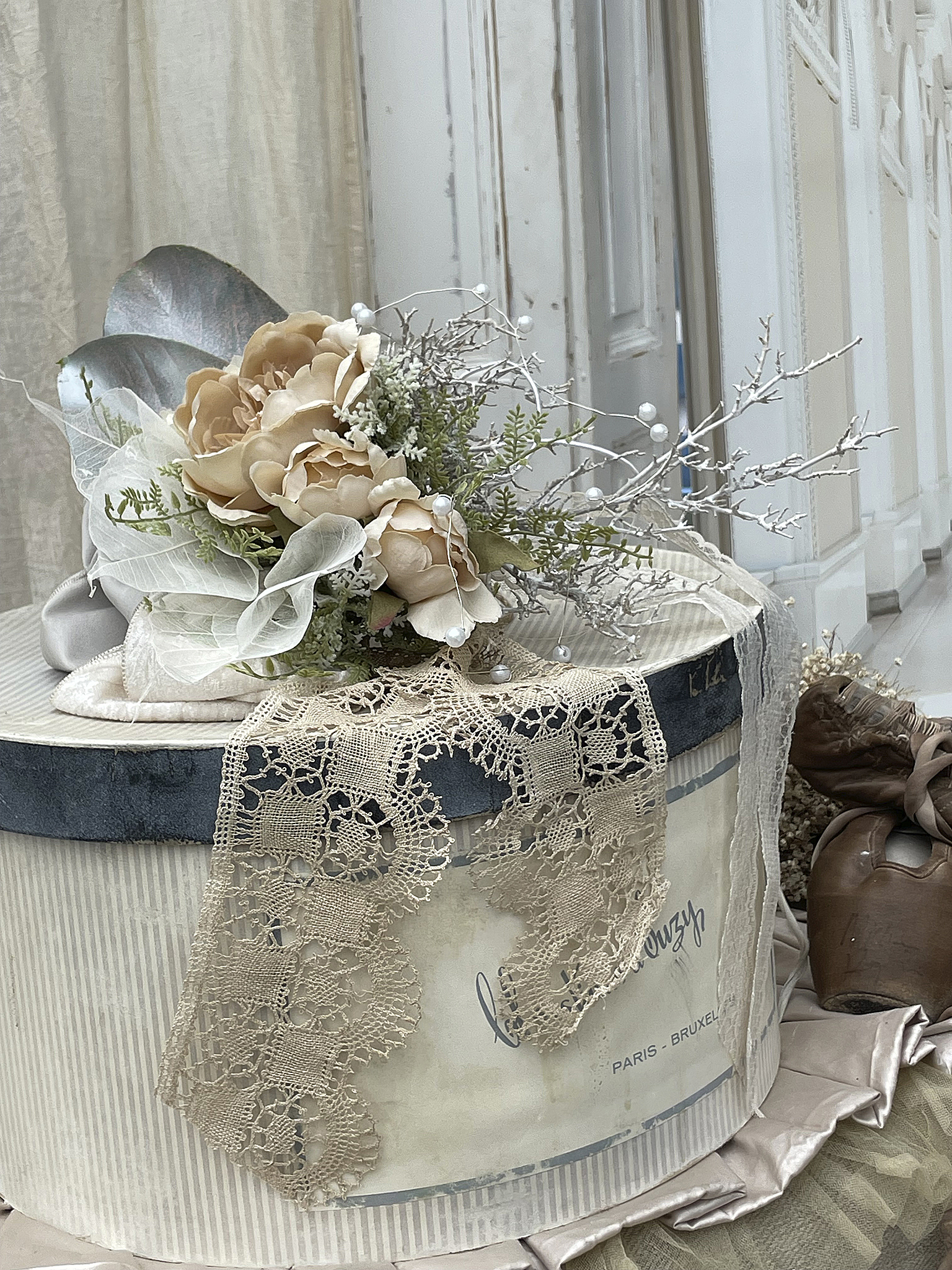 Blumenschmuck mit zarten Farben auf einer Box mit Spitze und Dekoration