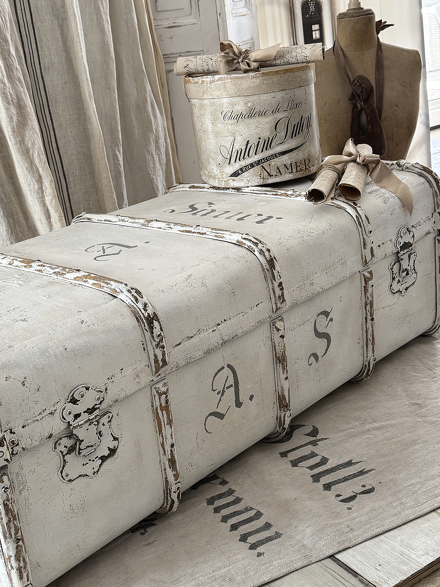 Antiker Überseekoffer-Shabby Chic Weiß | Antike Schablonierung | Original Ledergriffe & Messingverschlüsse***