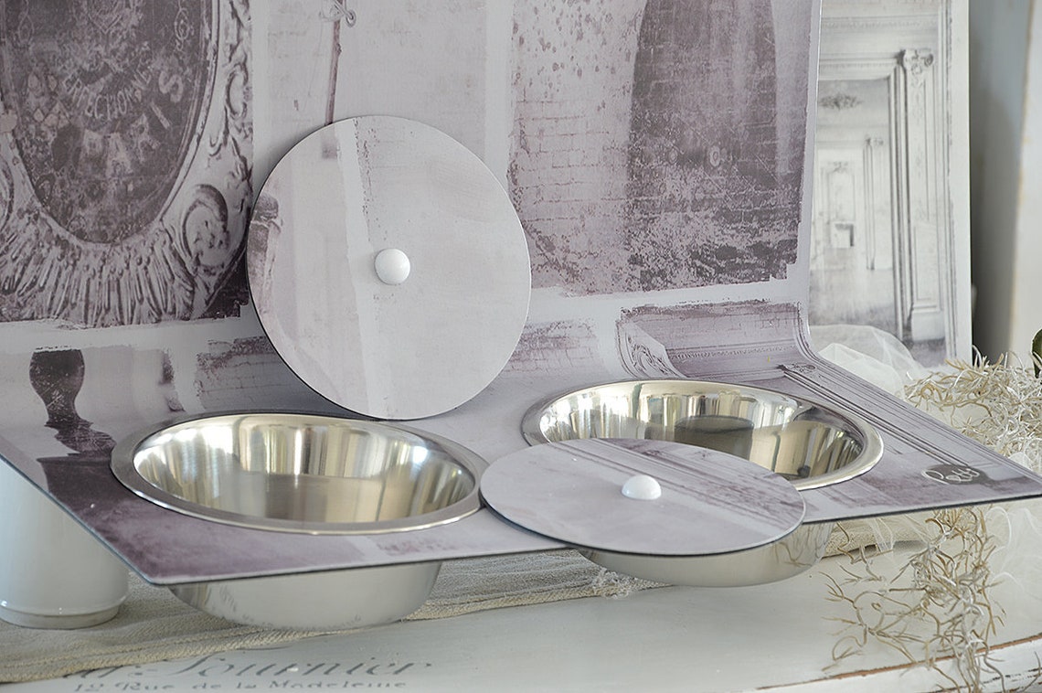 Set aus drei eleganten Servierschalen mit passenden Deckeln auf einem dekorativen Tisch