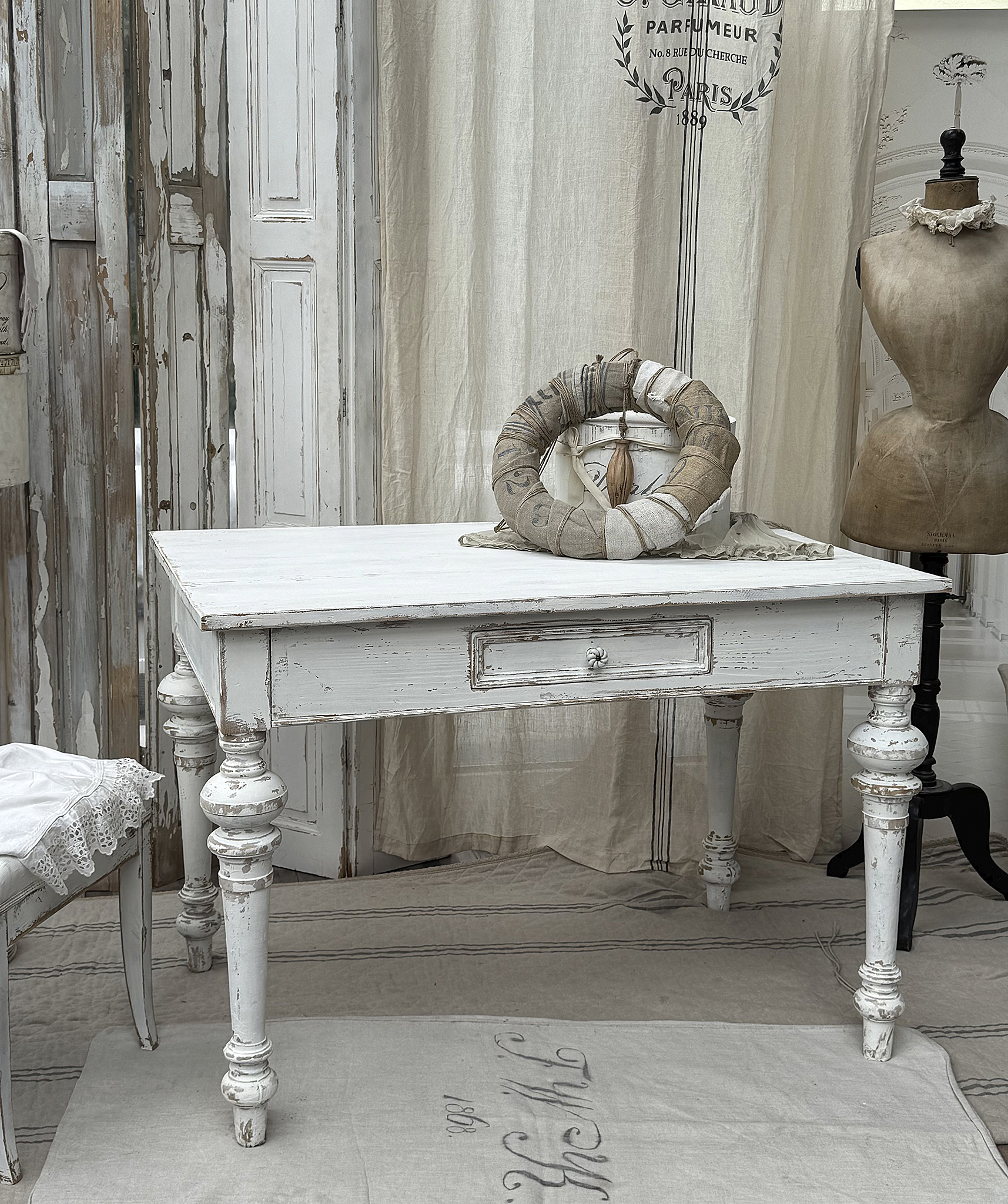 Antiker großer Gründerzeittisch im Shabby Chic***