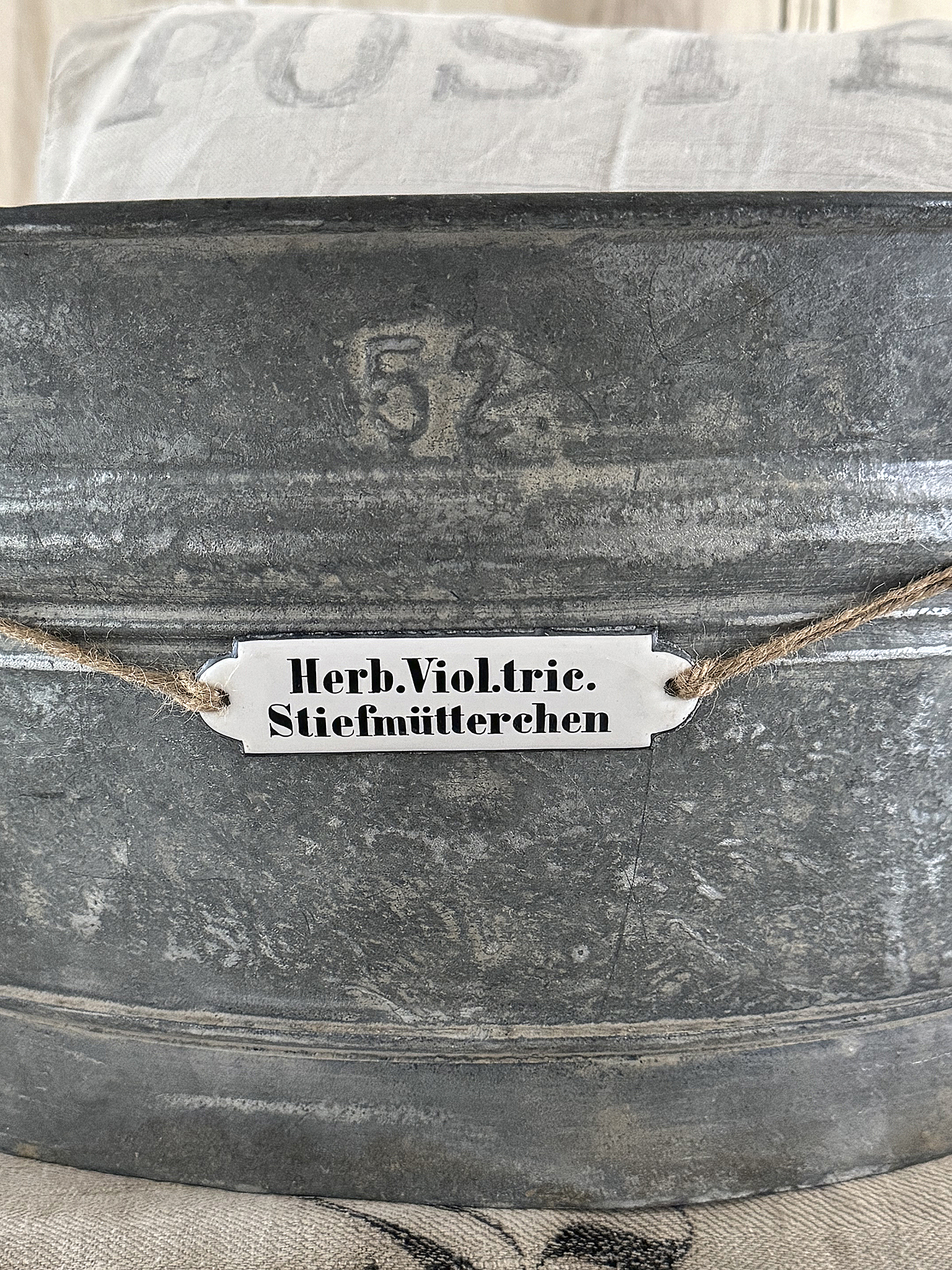 Alte Zinkwanne mit Emaille-Schild Stiefmütterchen ***