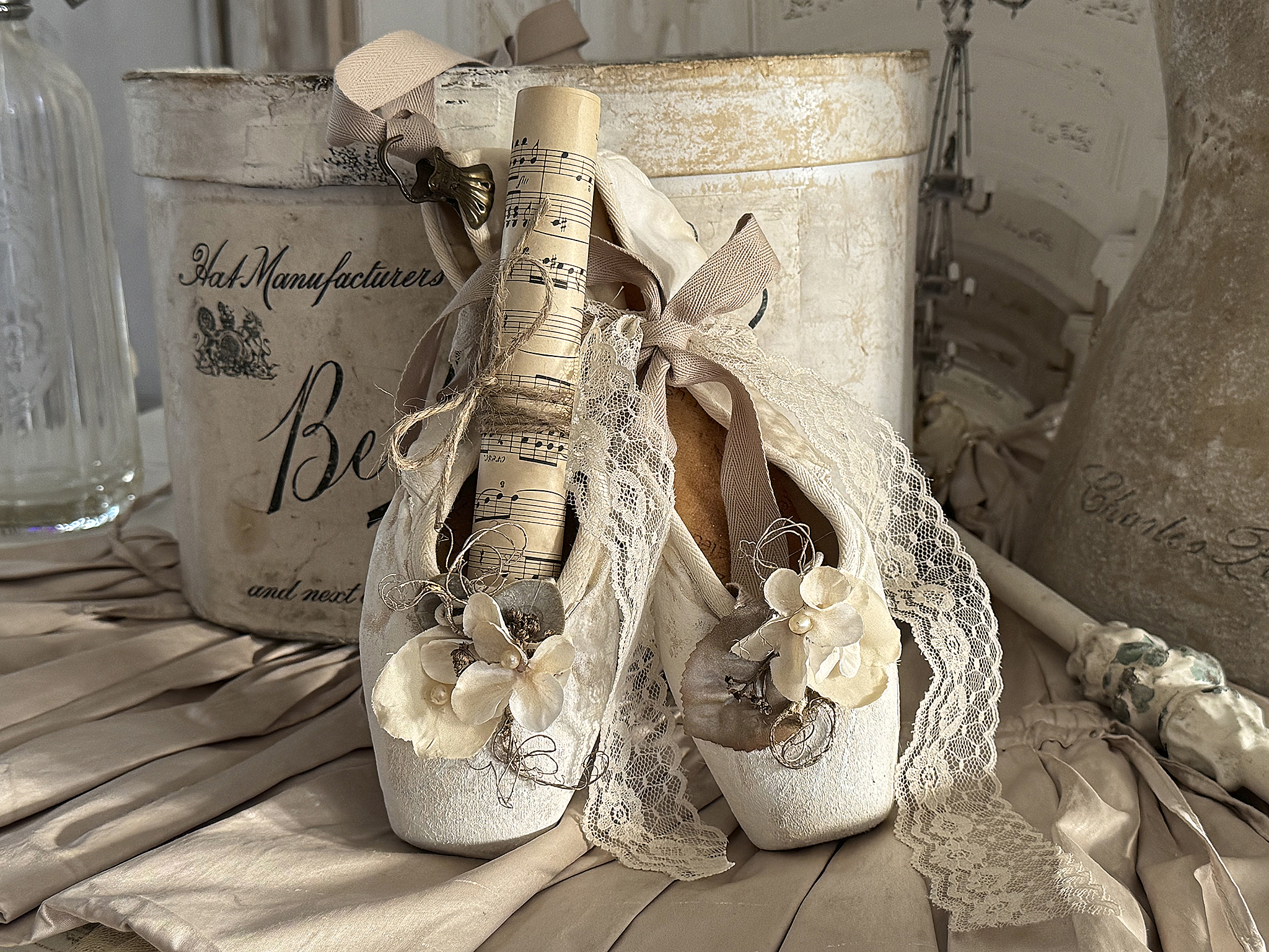 Alte Spitzenschuhe aus Leinen mit Notenblatt***