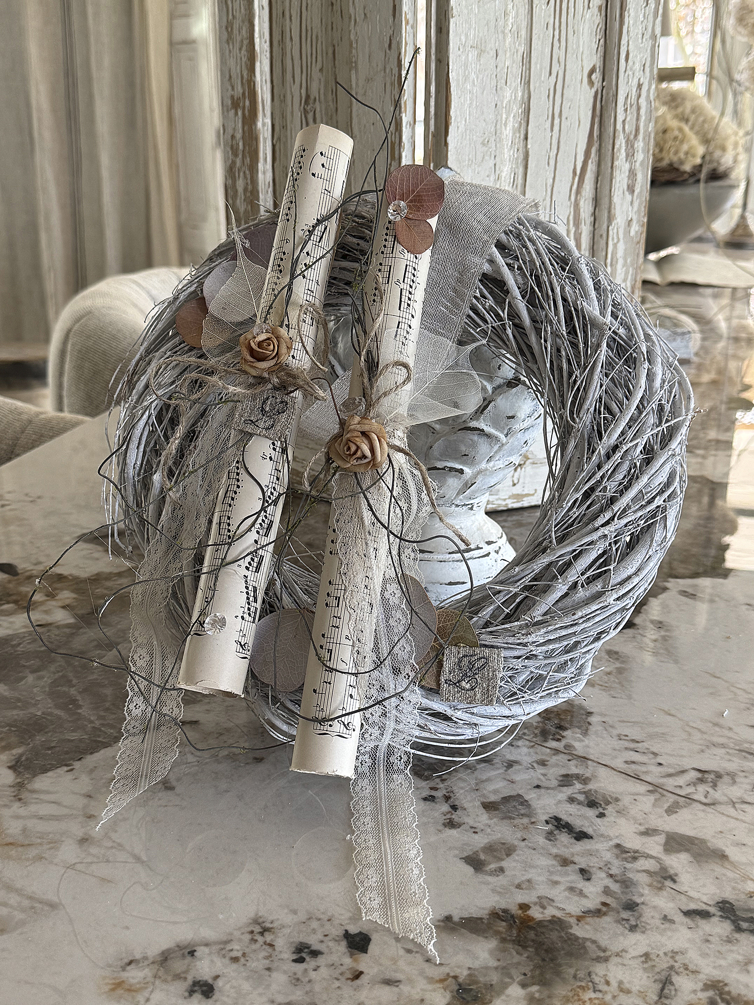 Romantischer Vintage-Kranz mit Notenblättern – zarte Handarbeit mit poetischem Charme“***