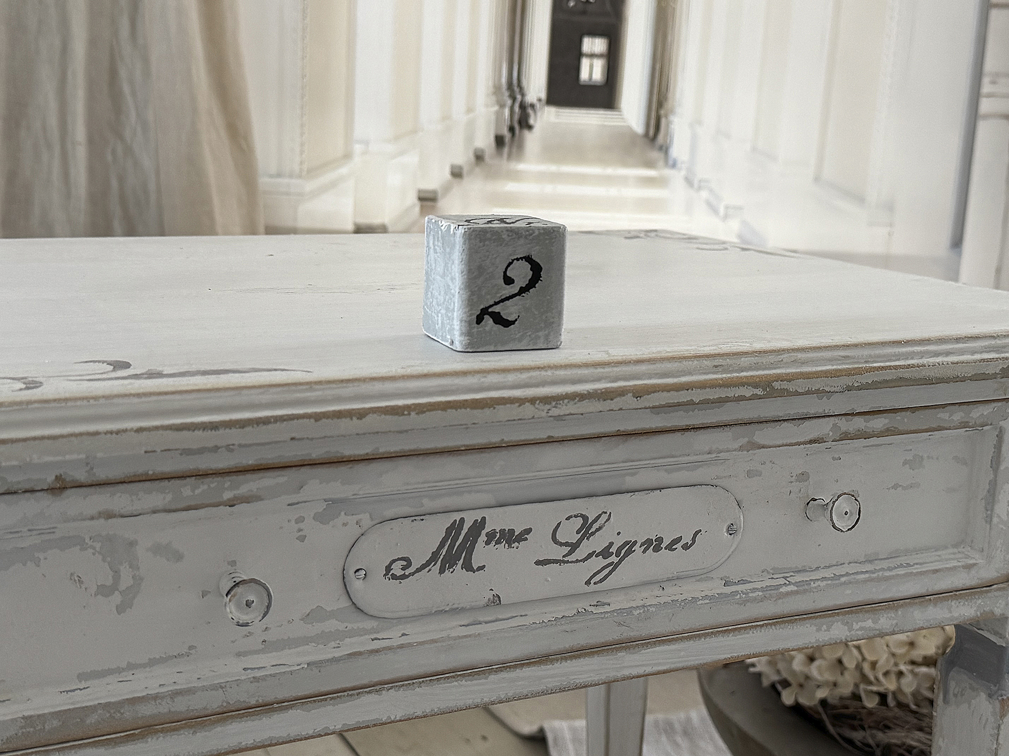 Charmantes Beistelltischchen „Madame Lignes“ im eleganten Shabby-Look***