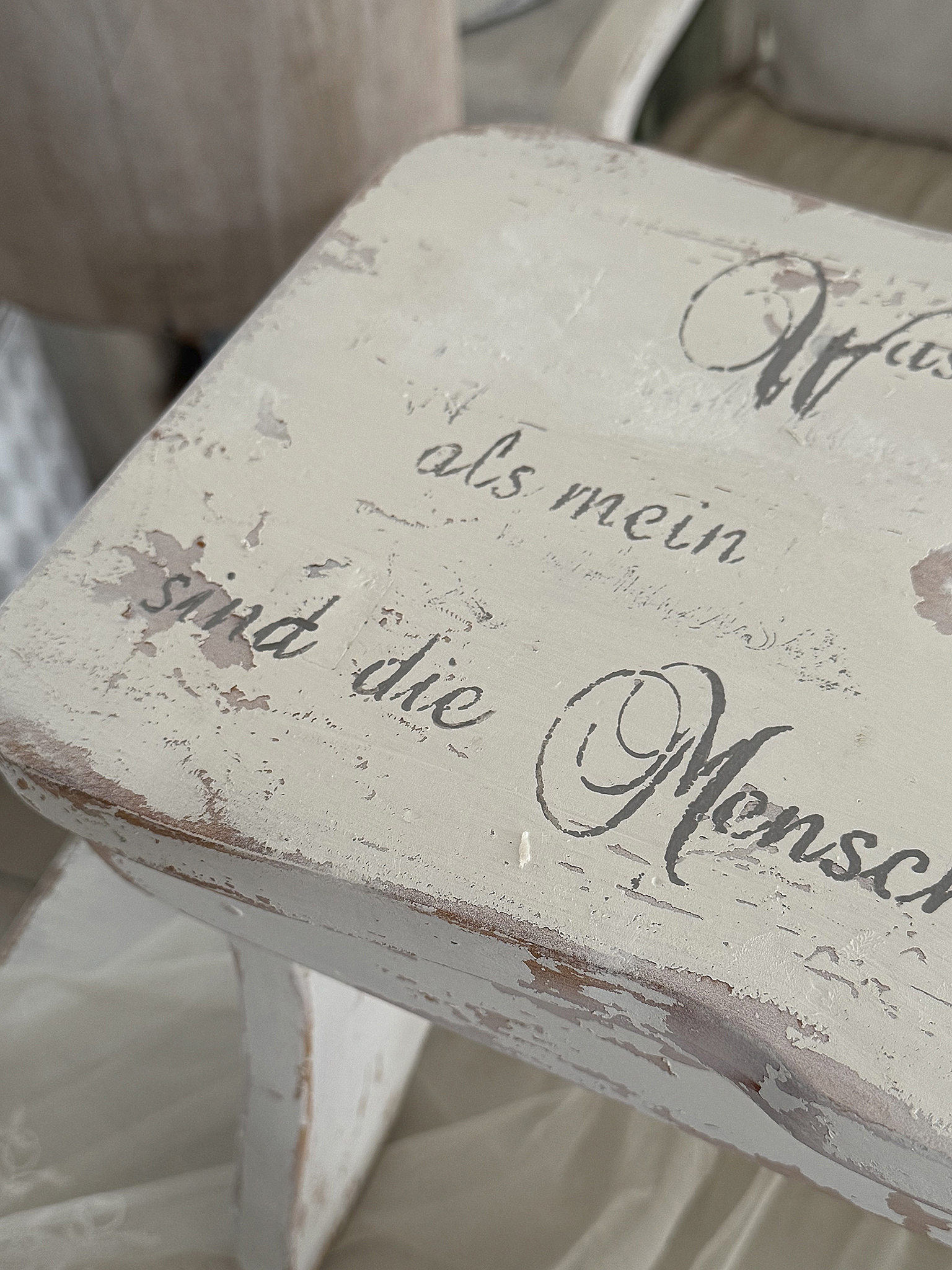 Altes Vollholzbänkchen / Fußhocker mit Charme & Herzensbotschaft***