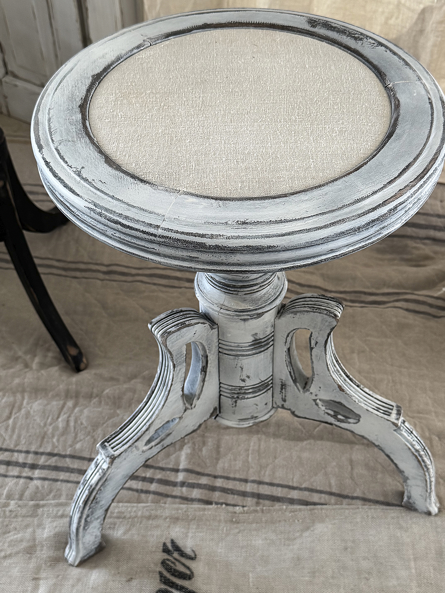 Antiker Klavierhocker im weißen Vintage-Kleid***