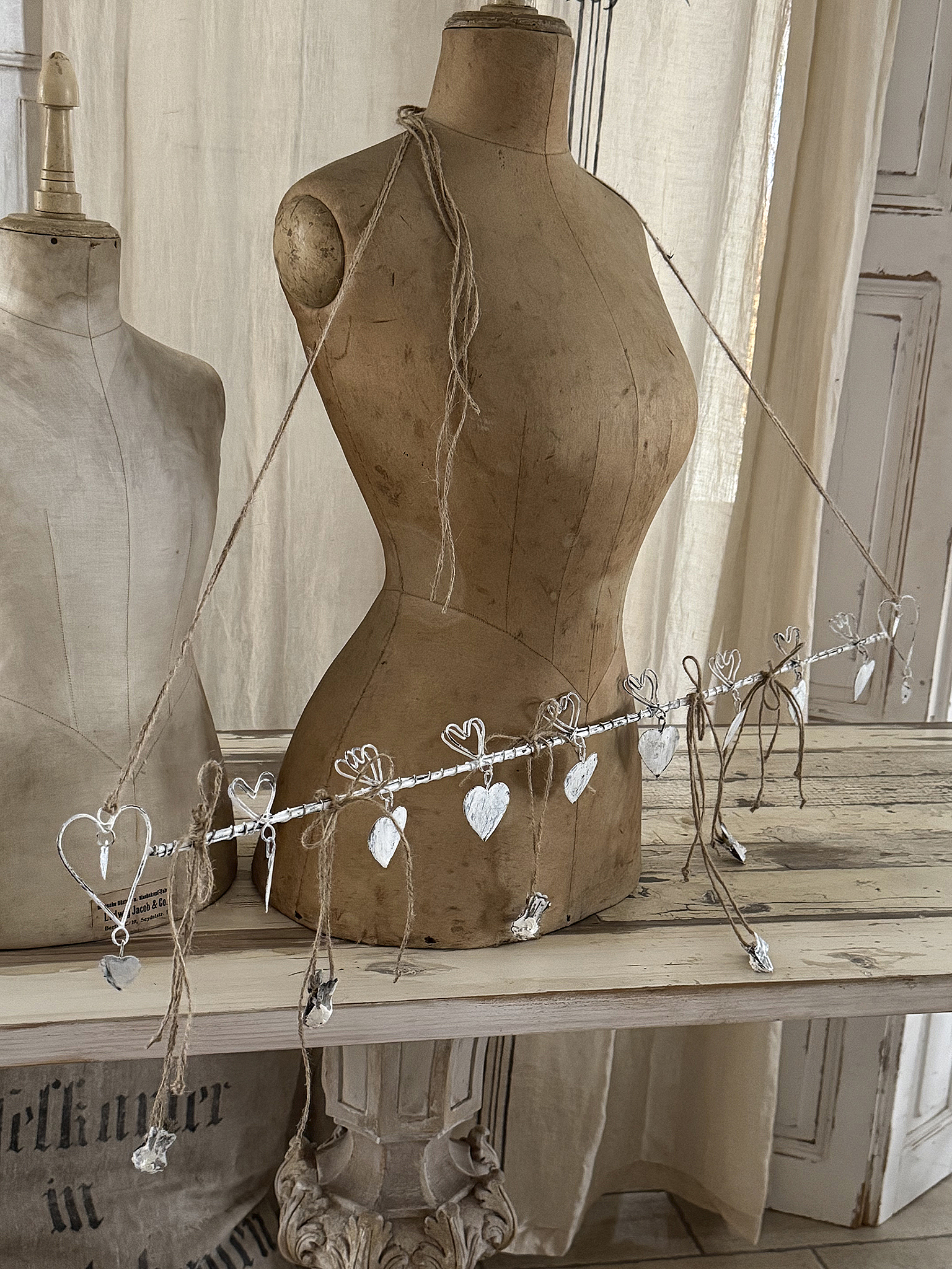  Süße, filigrane Hakenleiste im weißen Shabby-Kleid – ein herziger Blickfang***