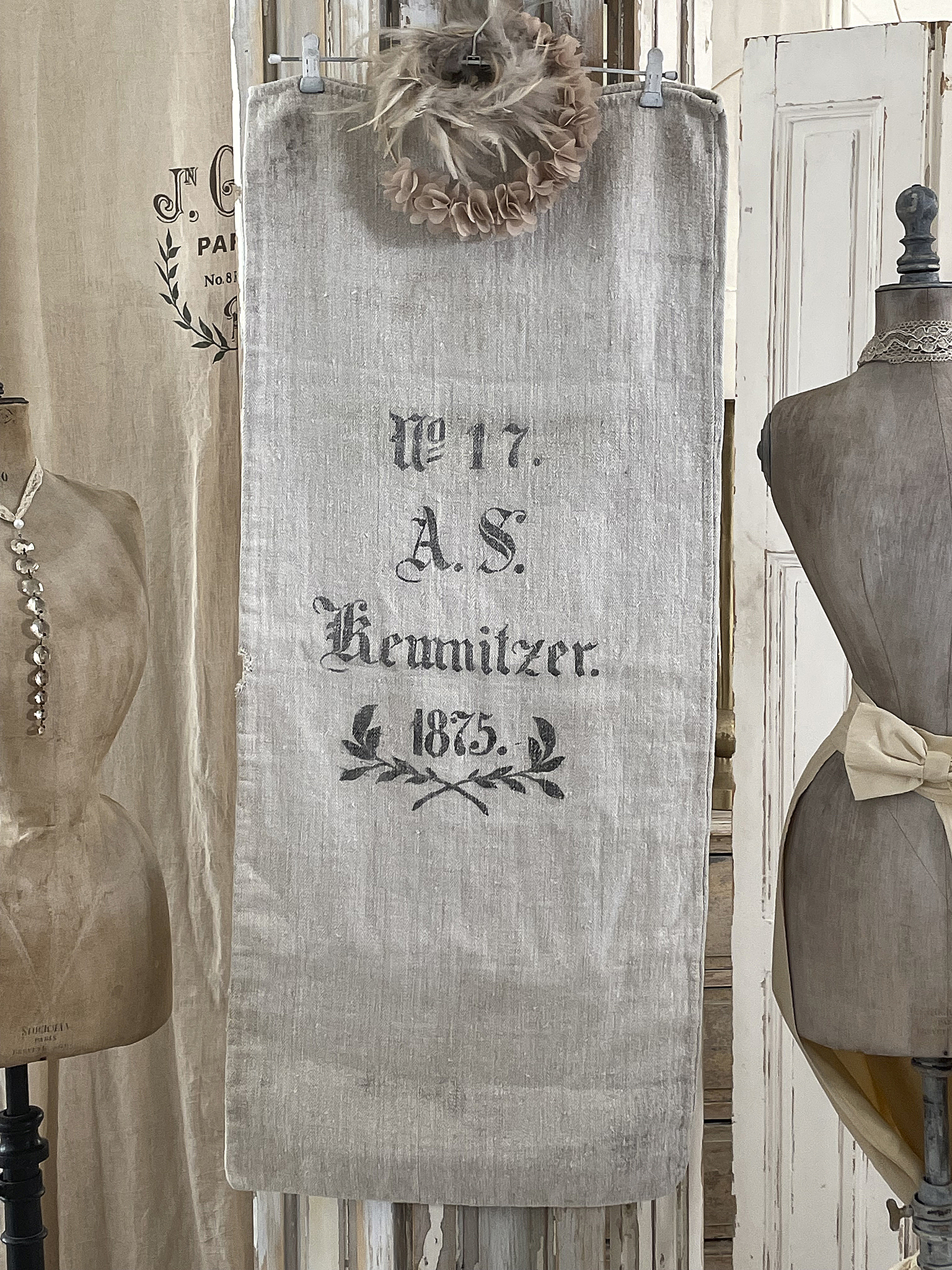 Antikes Leinenstück mit der Aufschrift A.S. Keunmitzer 1875 Vintage Leinenstück mit dekorativem Aufdruck und Jahreszahl 1875