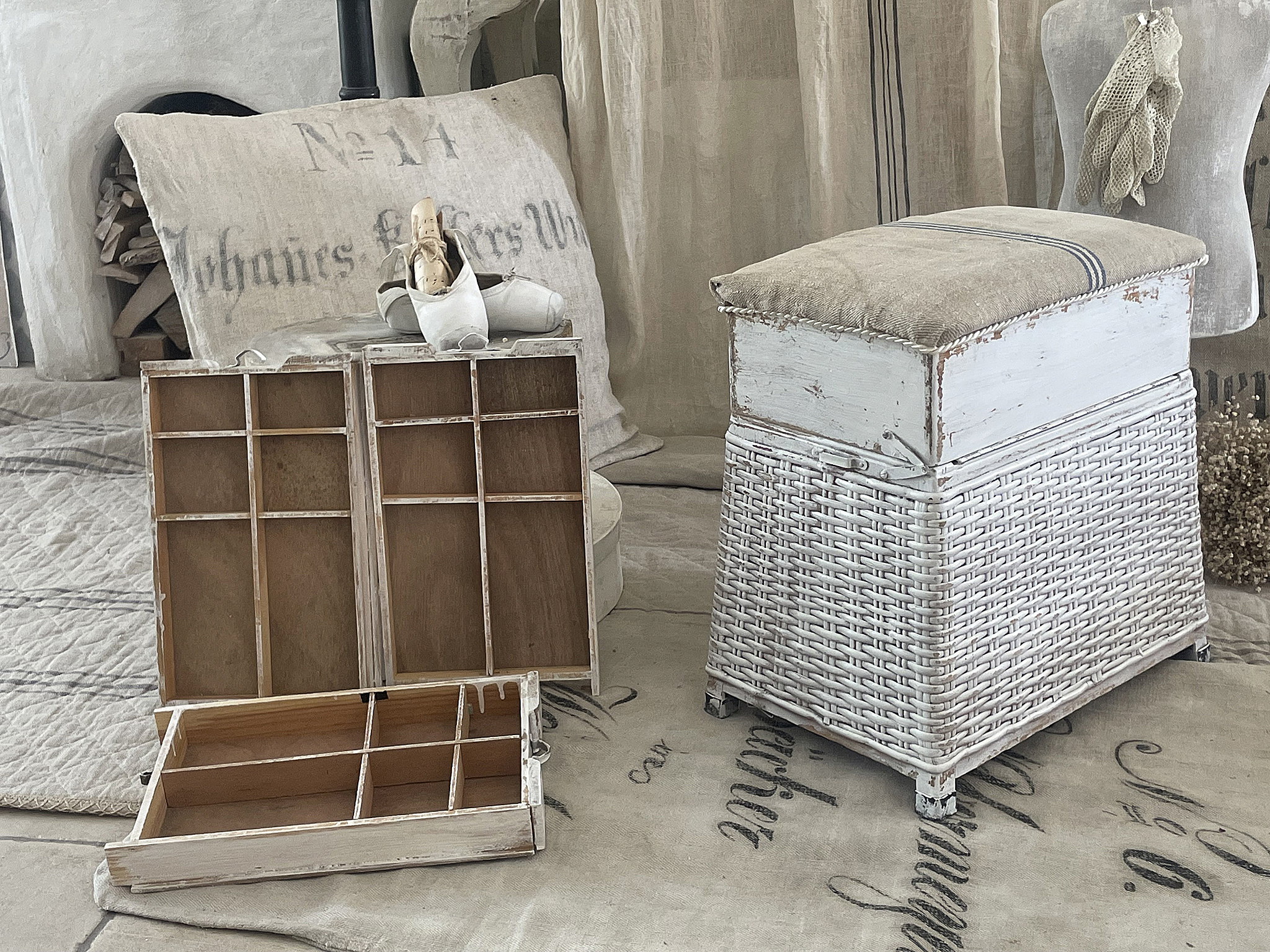 Dekorative Aufbewahrungskiste und Vintage-Möbel Holzkiste mit Fächern und gepolsterte Hocker im rustikalen Stil