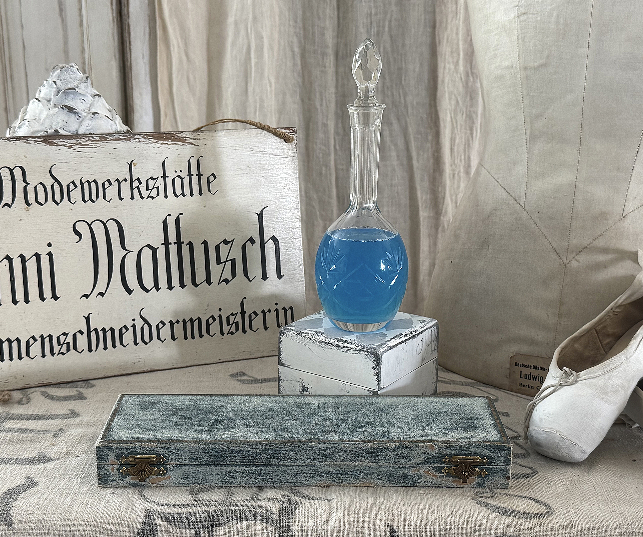 Romantisches Vintage-Duo – Kristallflasche & alte Schatulle mit herrlicher Patina***